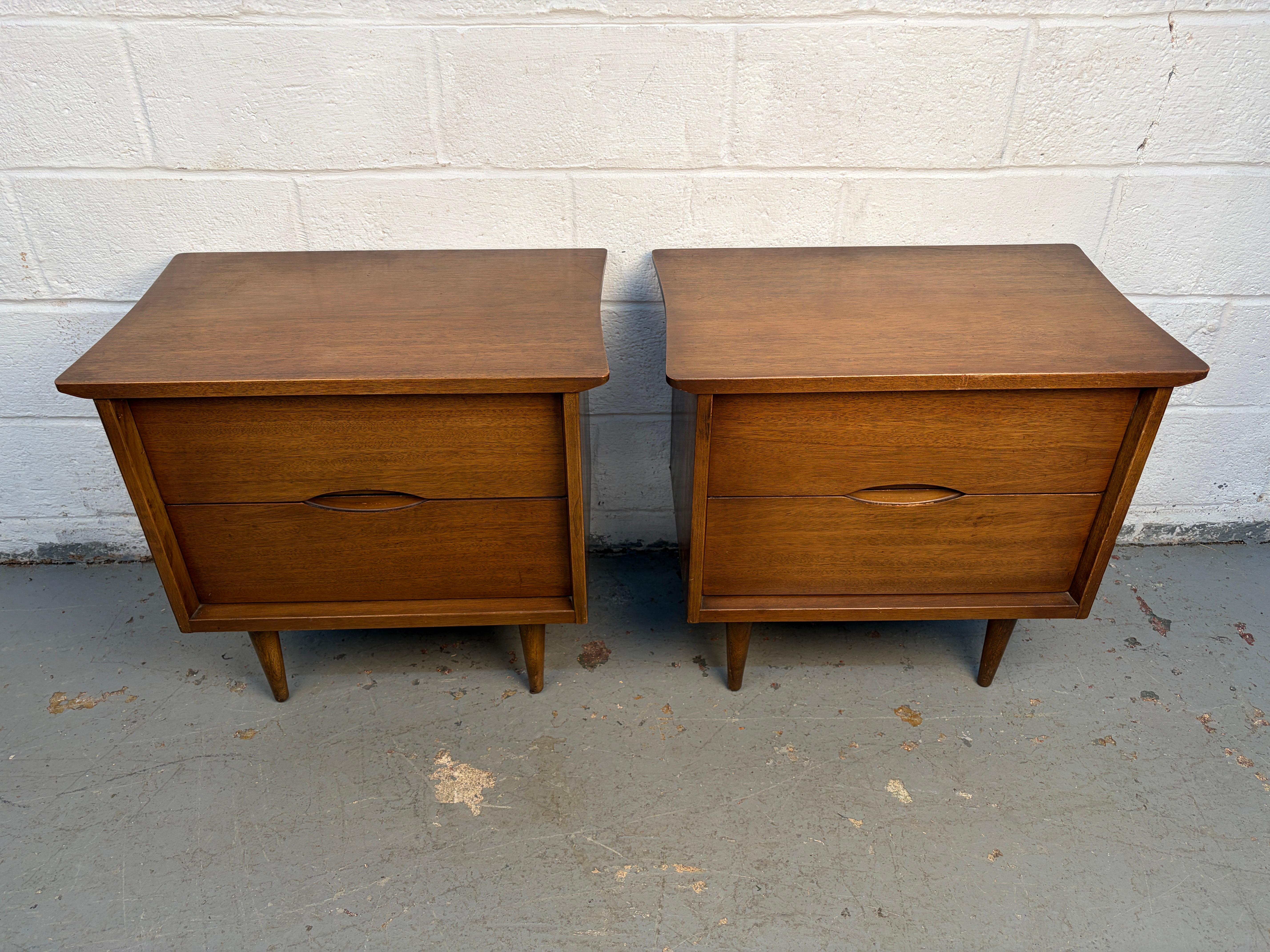 Mid-Century Modern Paire de tables de nuit en noyer modernes du milieu du siècle dernier en vente