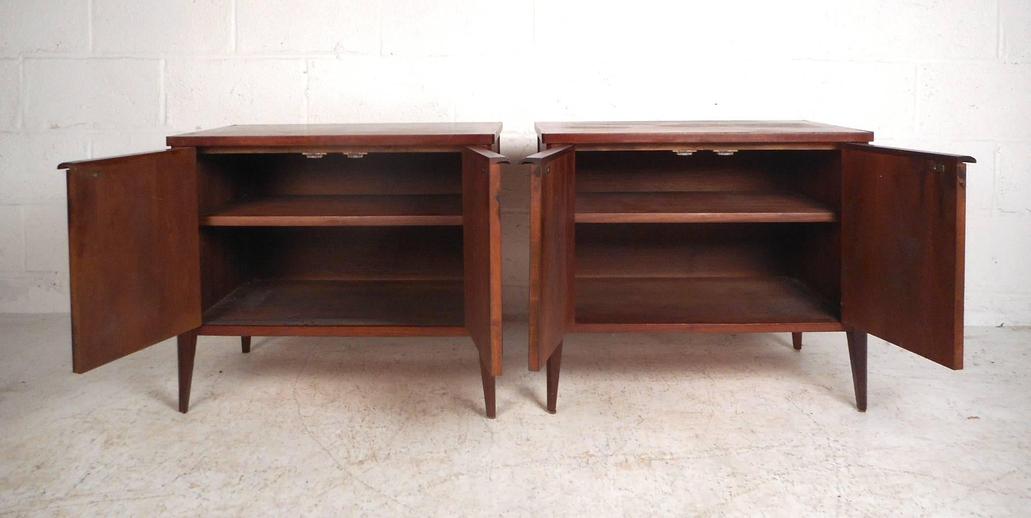 Late 20th Century Pair of Mid-Century Modern Walnut Nightstands For Sale
