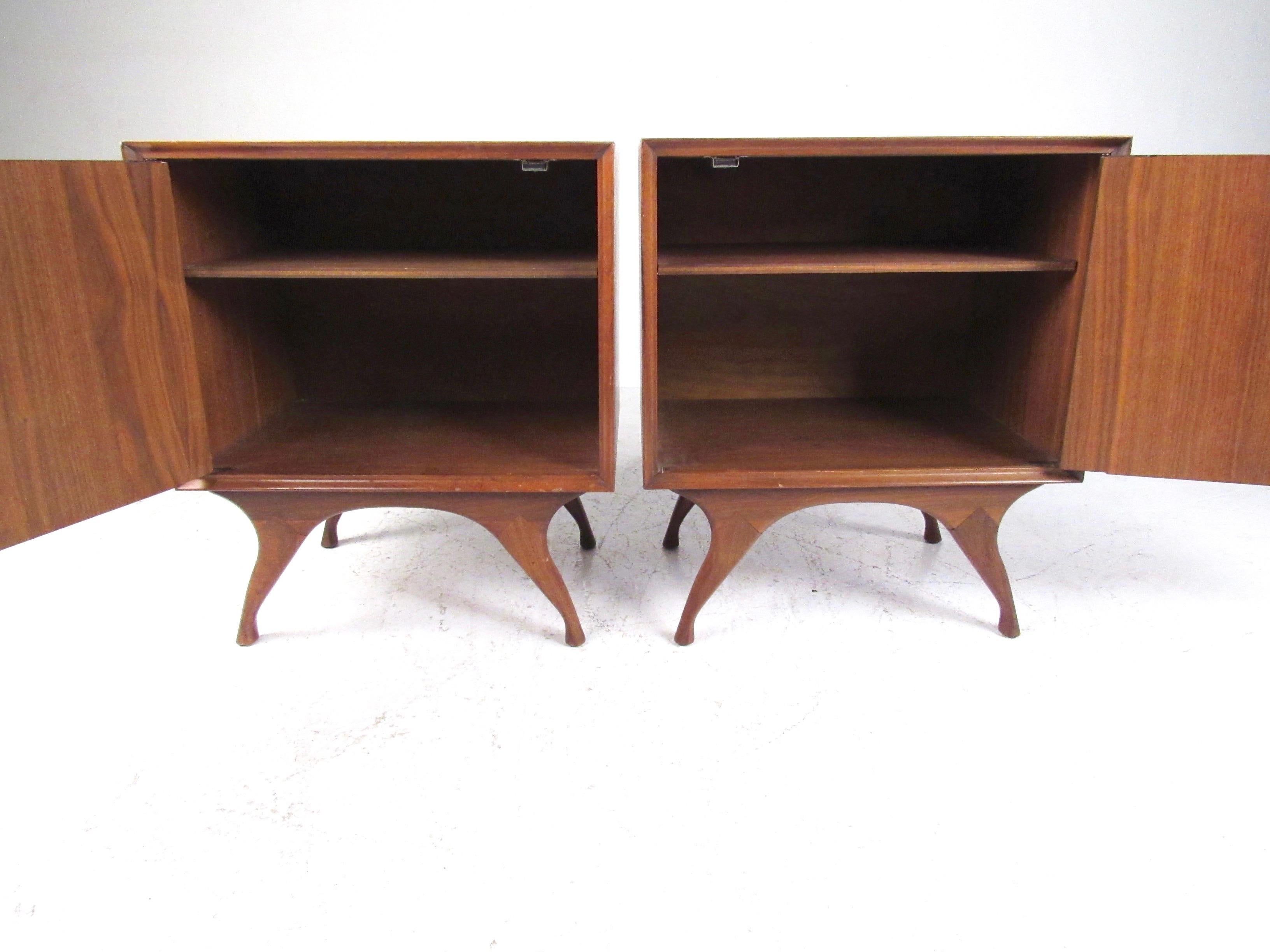 Pair of Mid-Century Modern Walnut Nightstands In Fair Condition In Brooklyn, NY