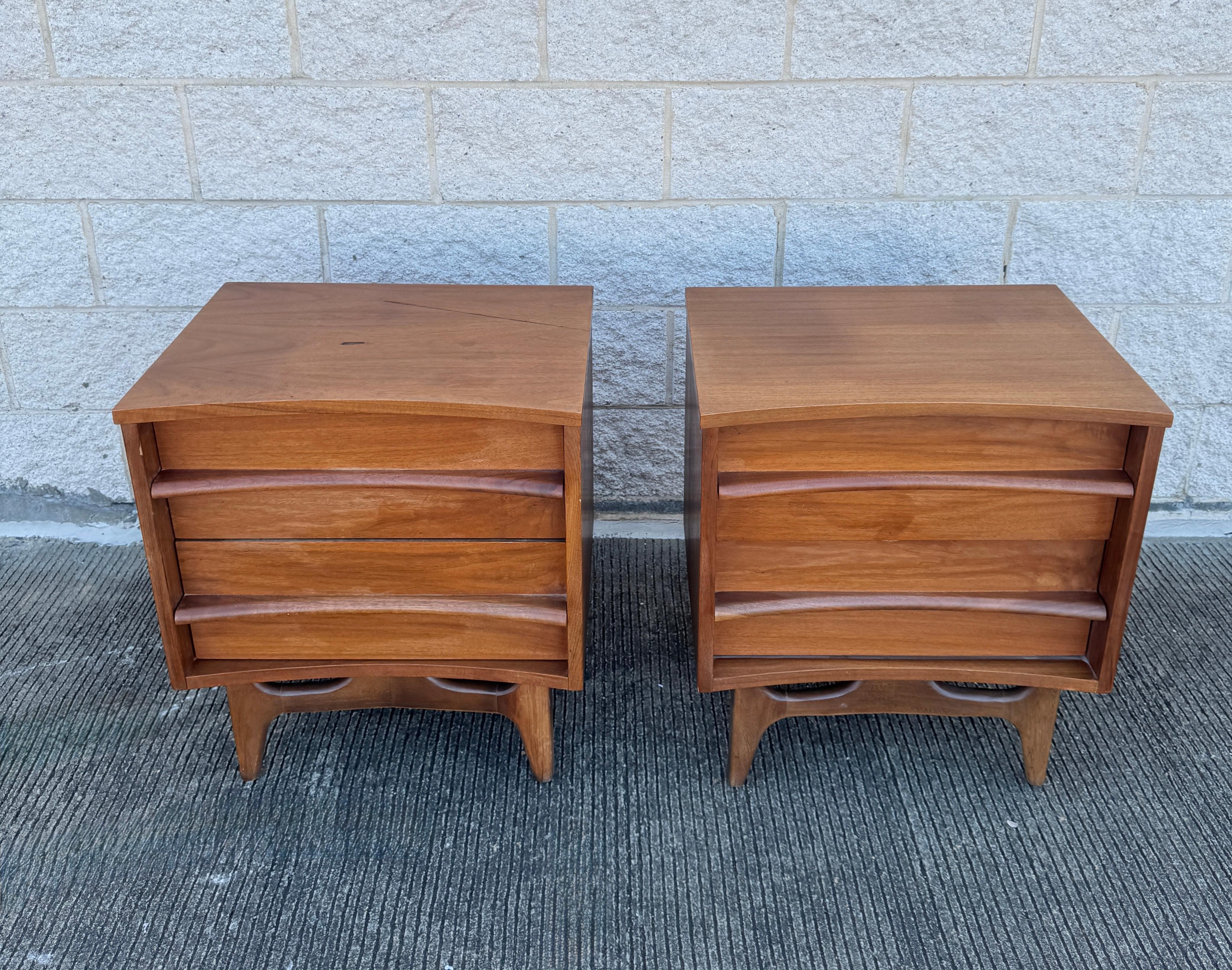 Coppia di comodini in legno di noce della metà del secolo scorso In condizioni buone in vendita a Elkton, MD