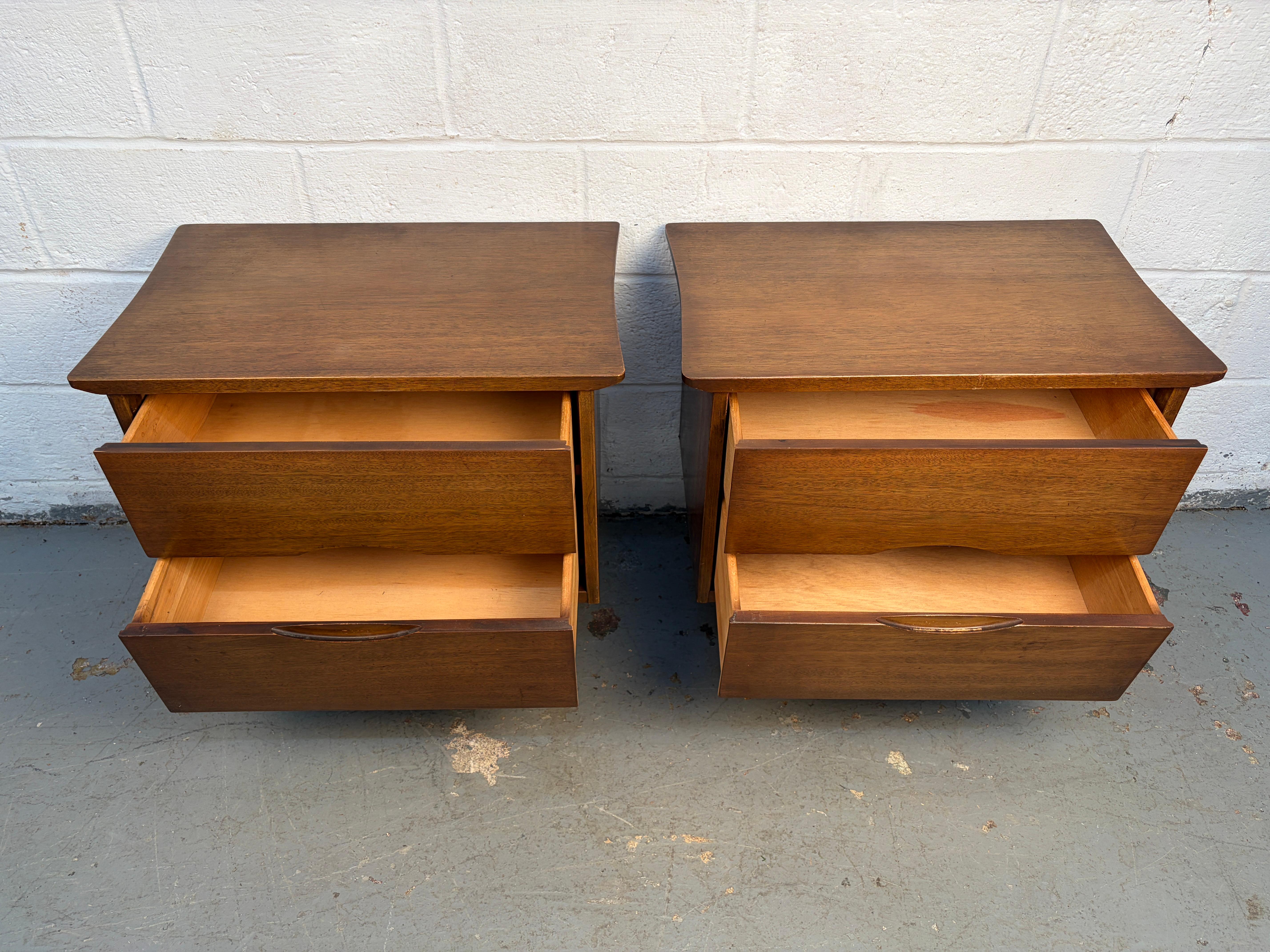 20ième siècle Paire de tables de nuit en noyer modernes du milieu du siècle dernier en vente