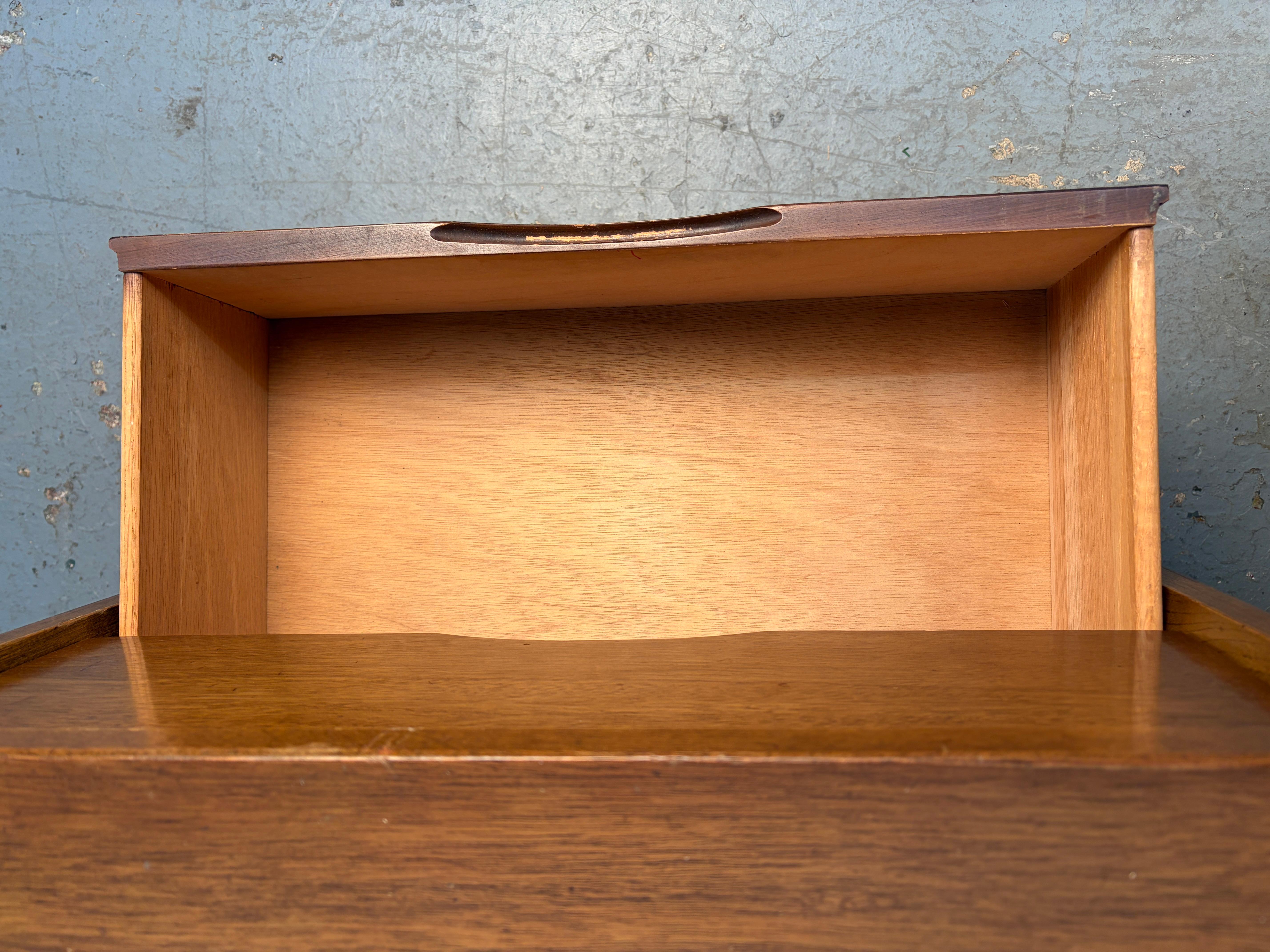 Noyer Paire de tables de nuit en noyer modernes du milieu du siècle dernier en vente