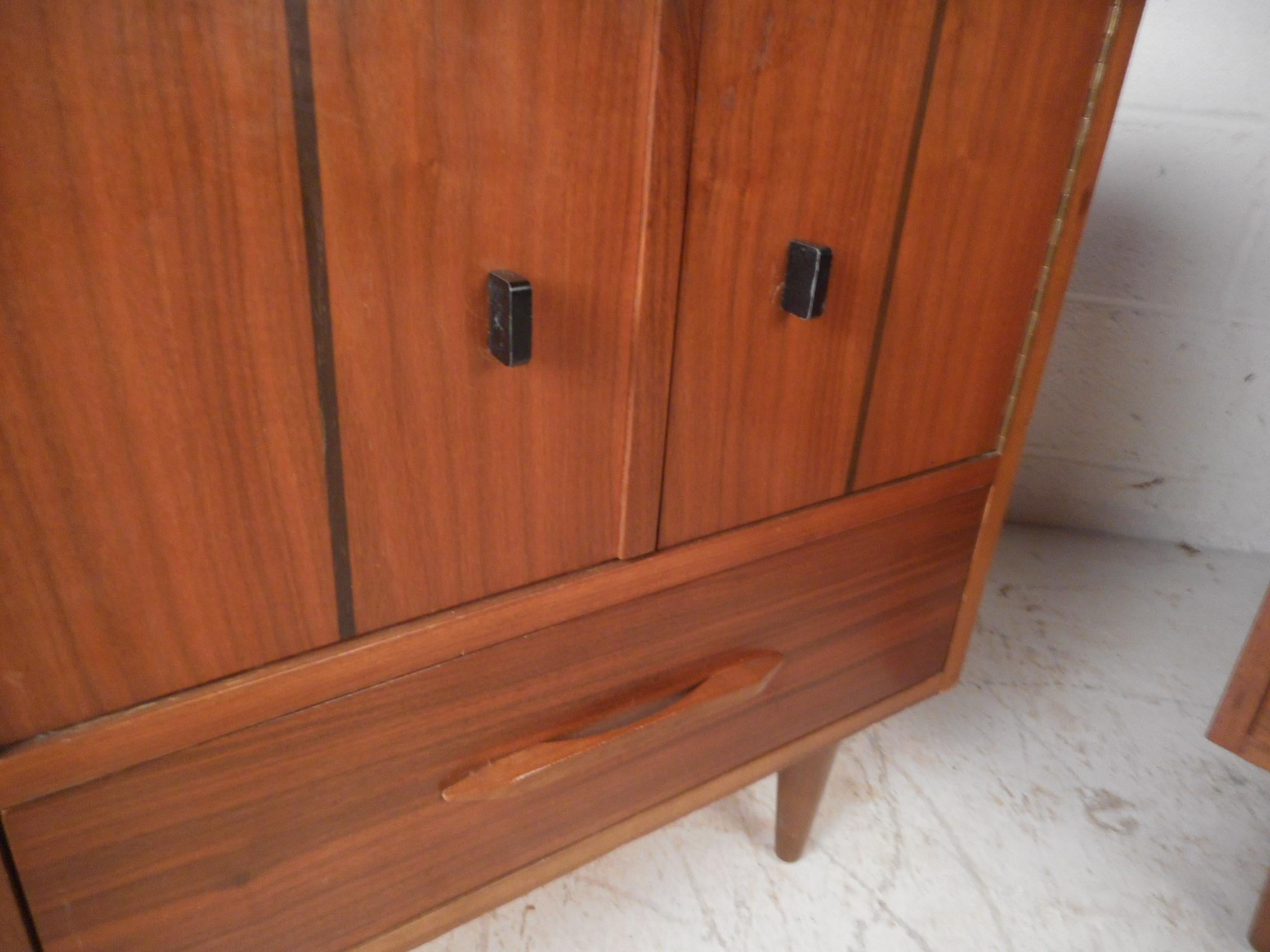 Pair of Mid-Century Modern Walnut Nightstands 3