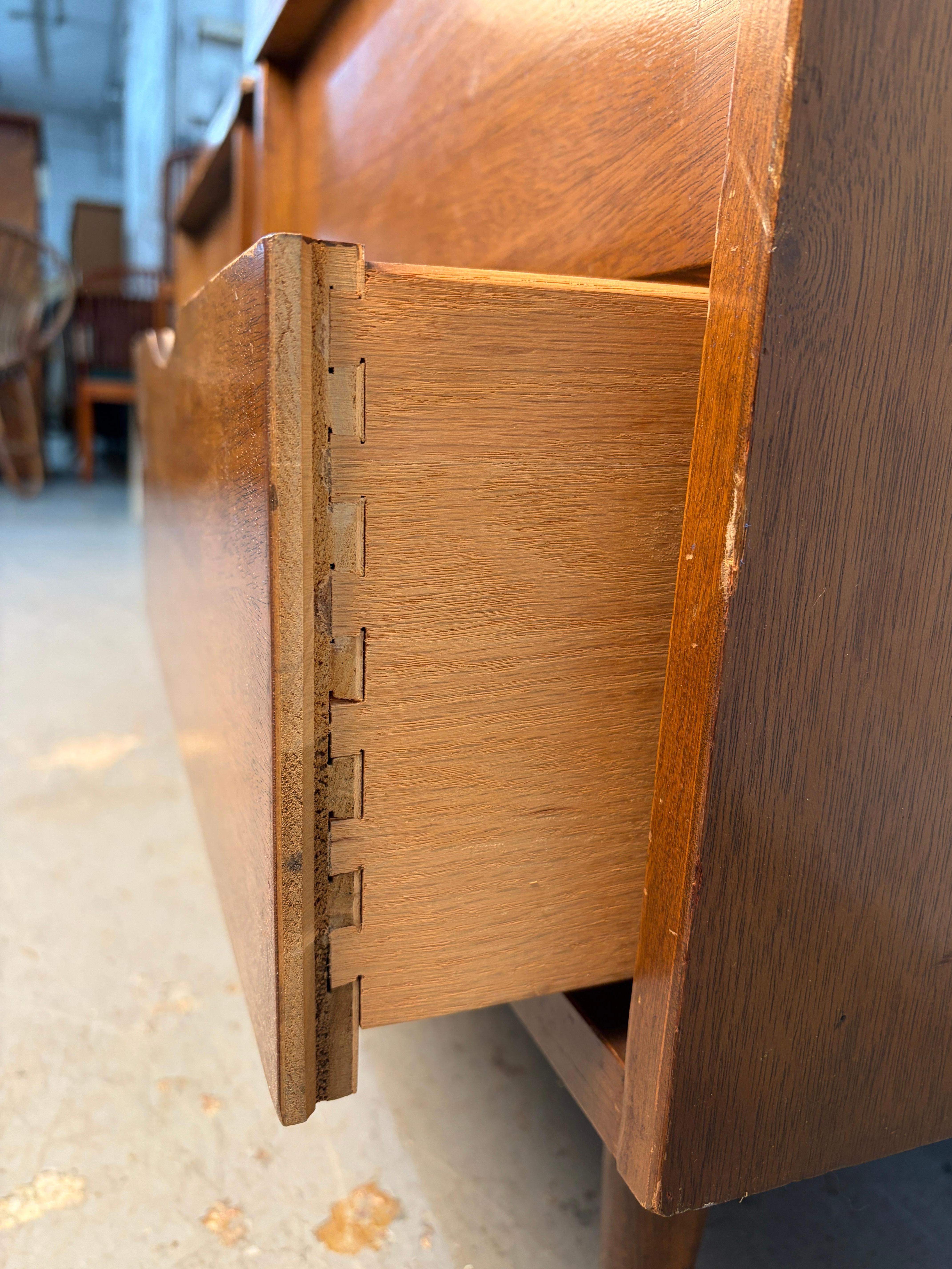 Paire de tables de nuit en noyer modernes du milieu du siècle dernier en vente 1