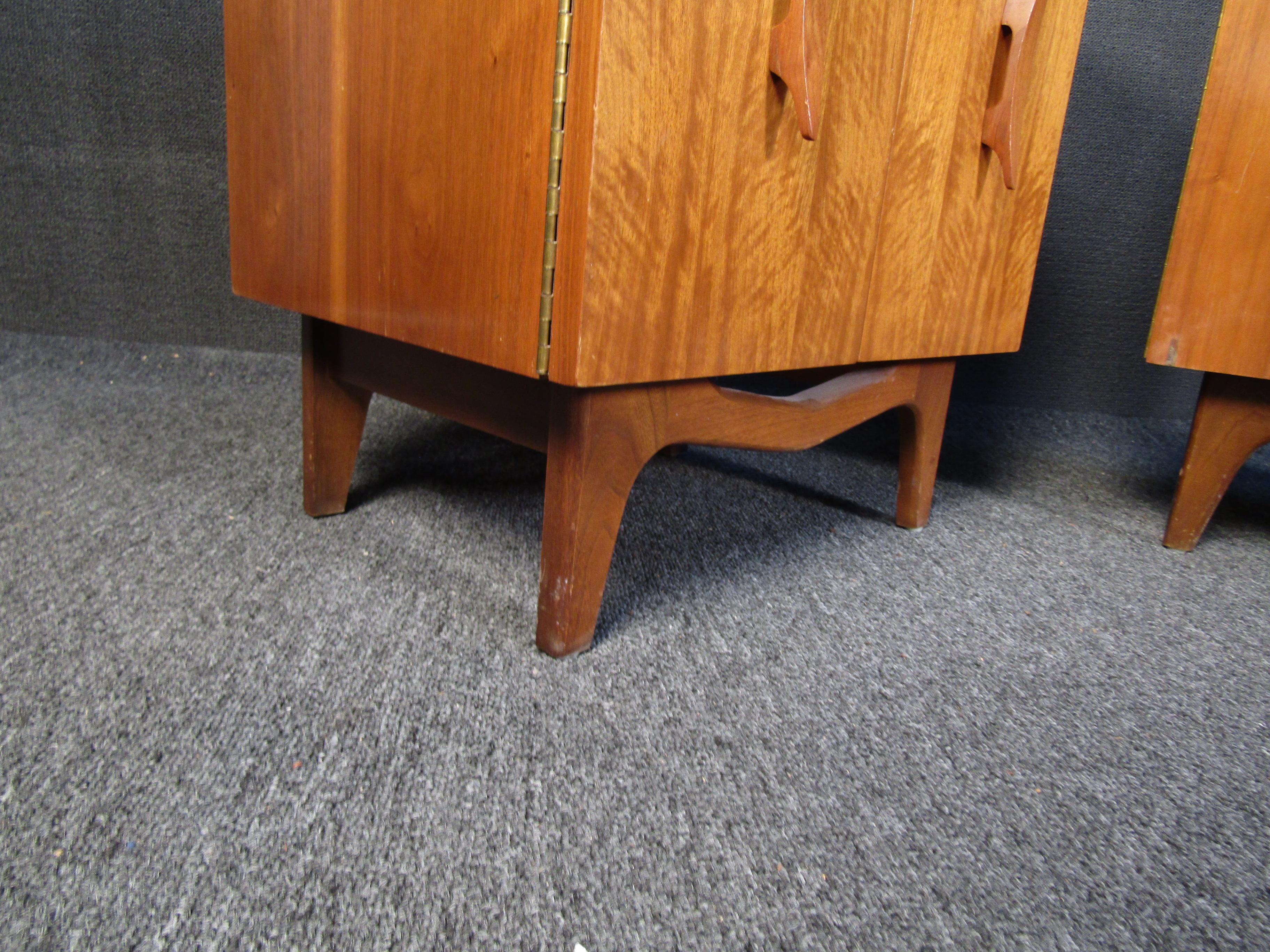 Pair of Mid-Century Modern Walnut Nightstands 4