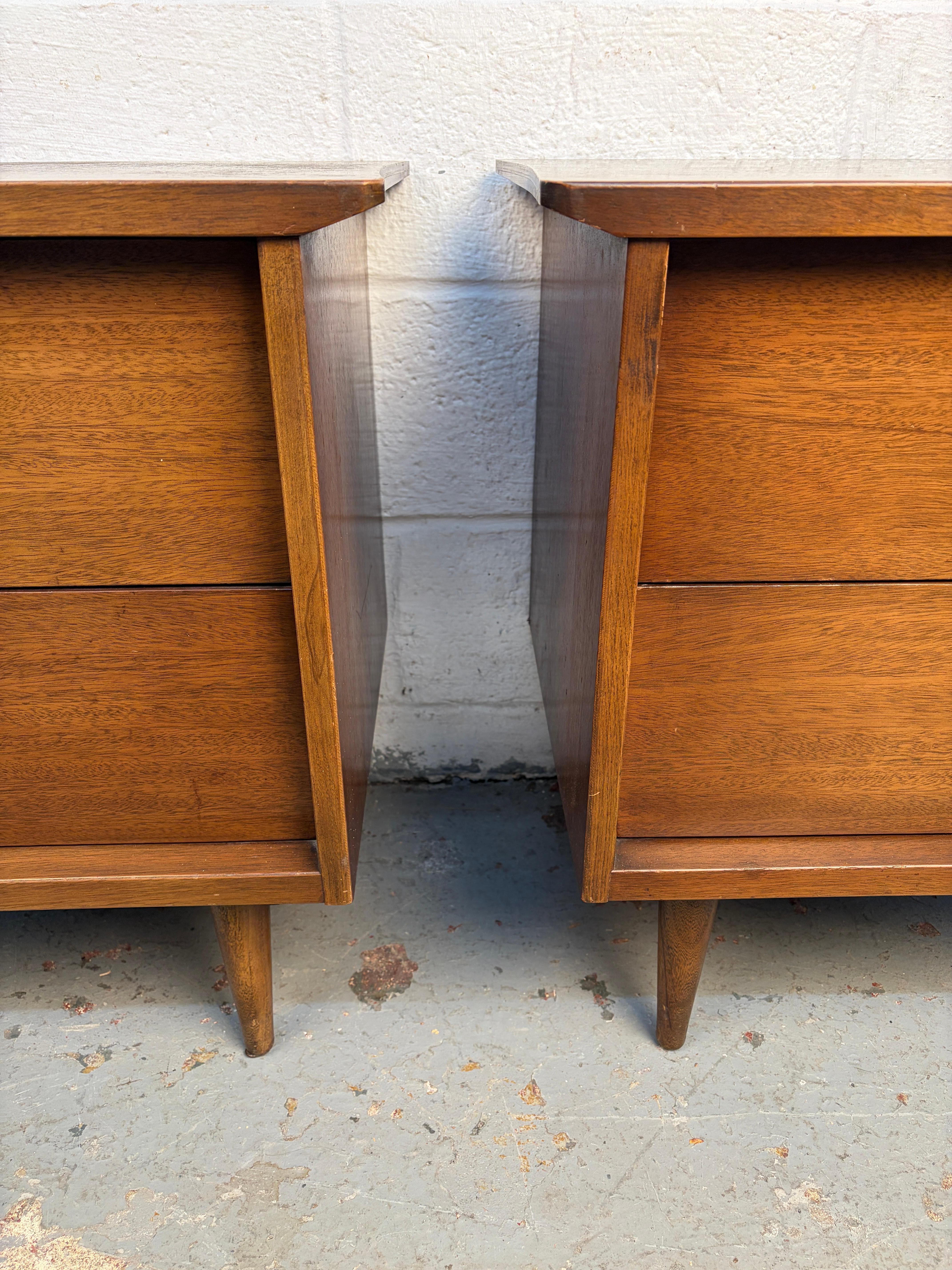 Paire de tables de nuit en noyer modernes du milieu du siècle dernier en vente 2