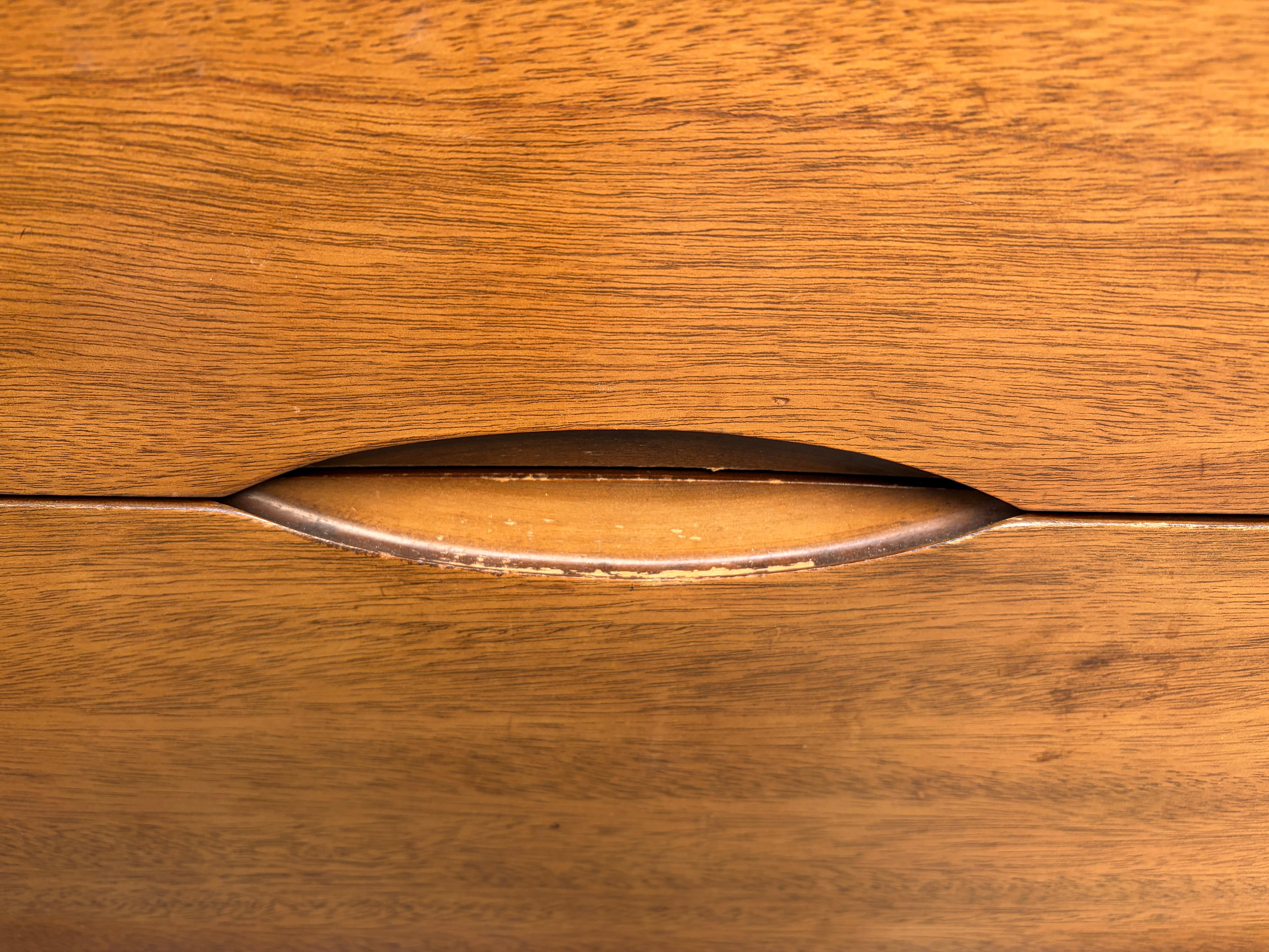 Paire de tables de nuit en noyer modernes du milieu du siècle dernier en vente 3