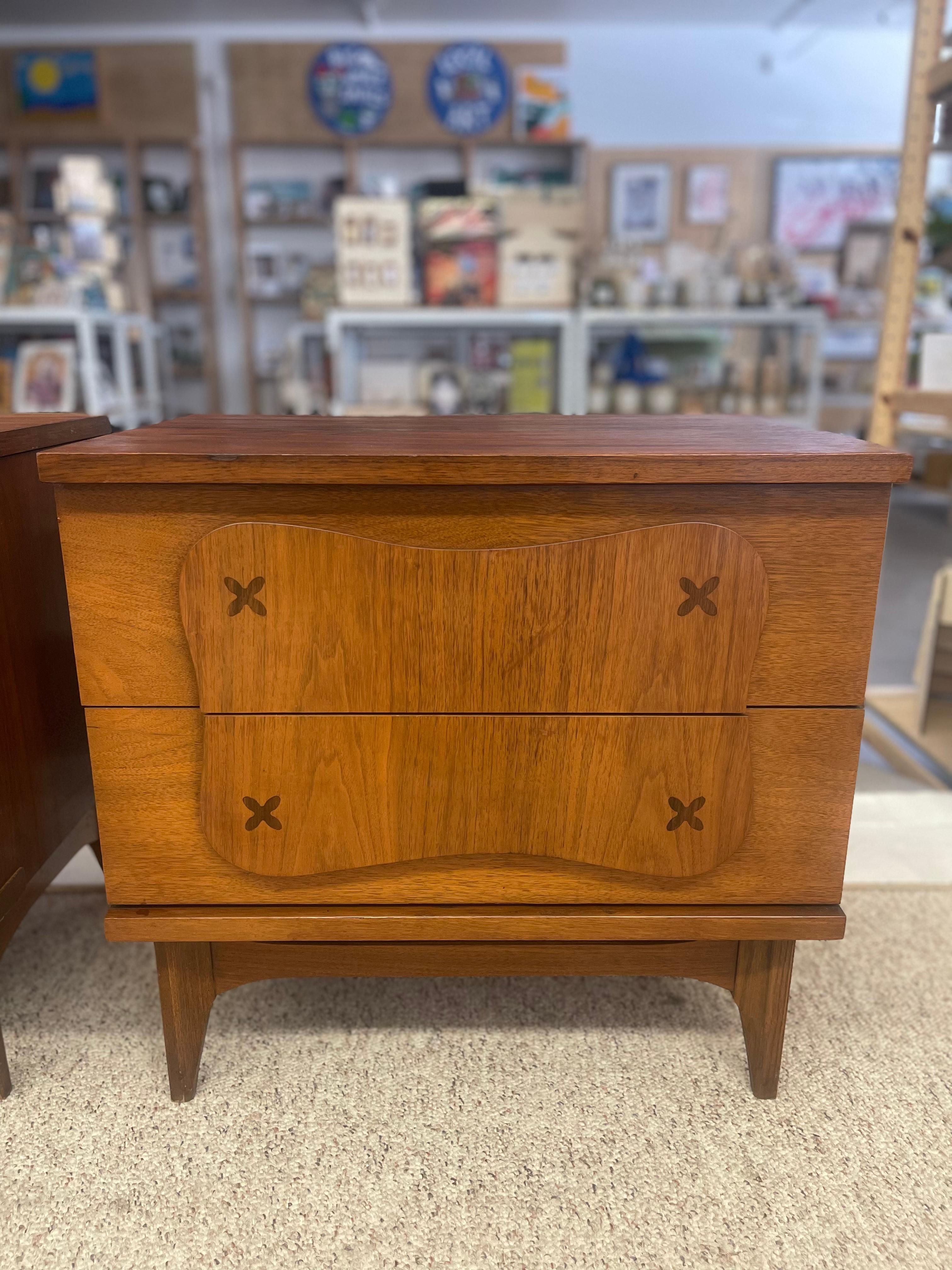 Pair of Mid-Century Modern Walnut Nightstands with Sculpted Fronts For Sale 7