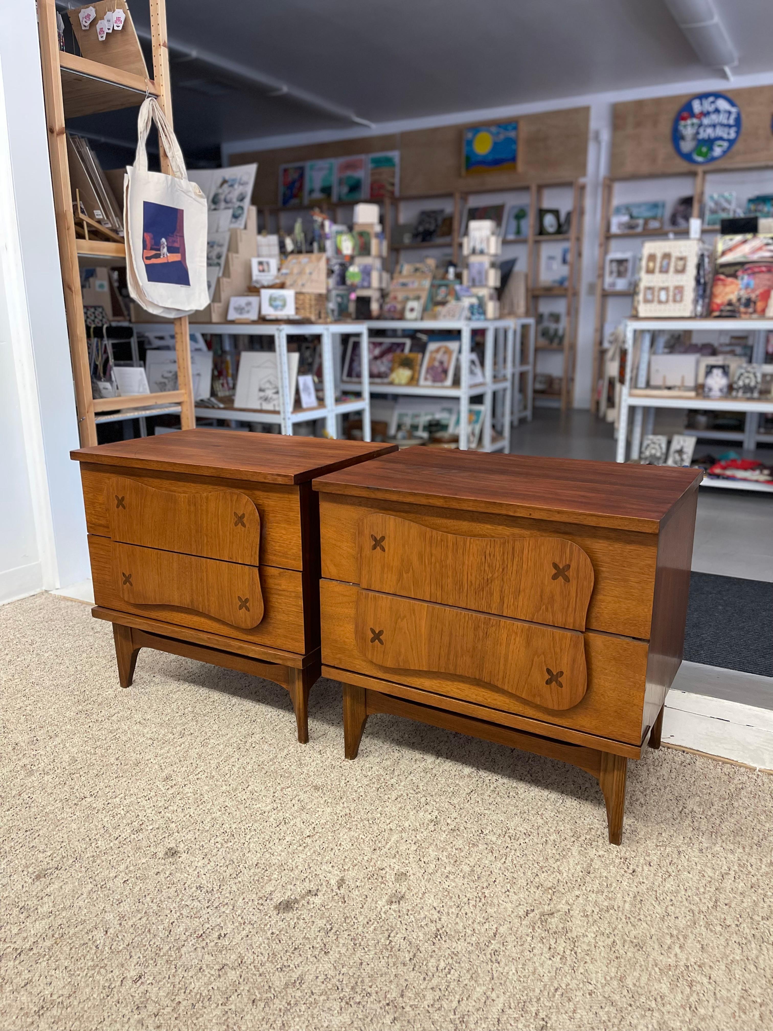 Pair of Mid-Century Modern Walnut Nightstands with Sculpted Fronts In Good Condition For Sale In Seattle, WA
