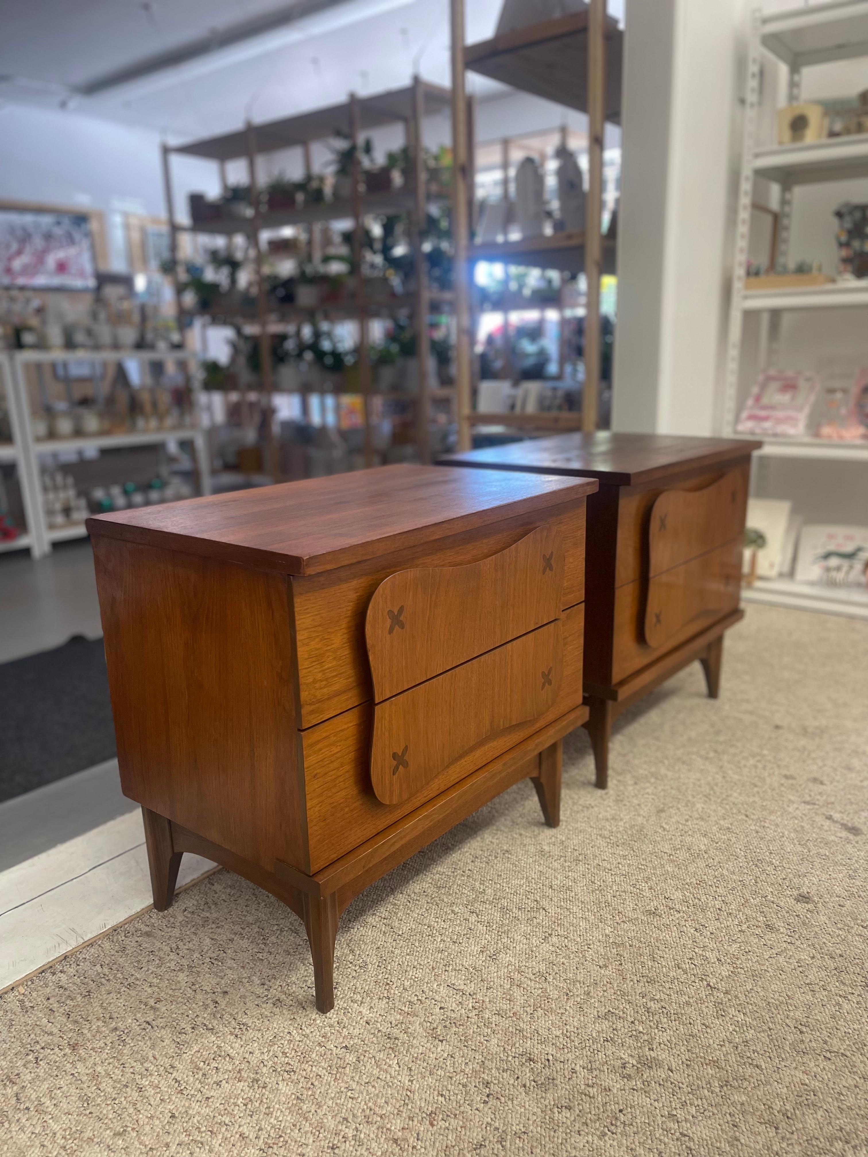 Mid-20th Century Pair of Mid-Century Modern Walnut Nightstands with Sculpted Fronts For Sale