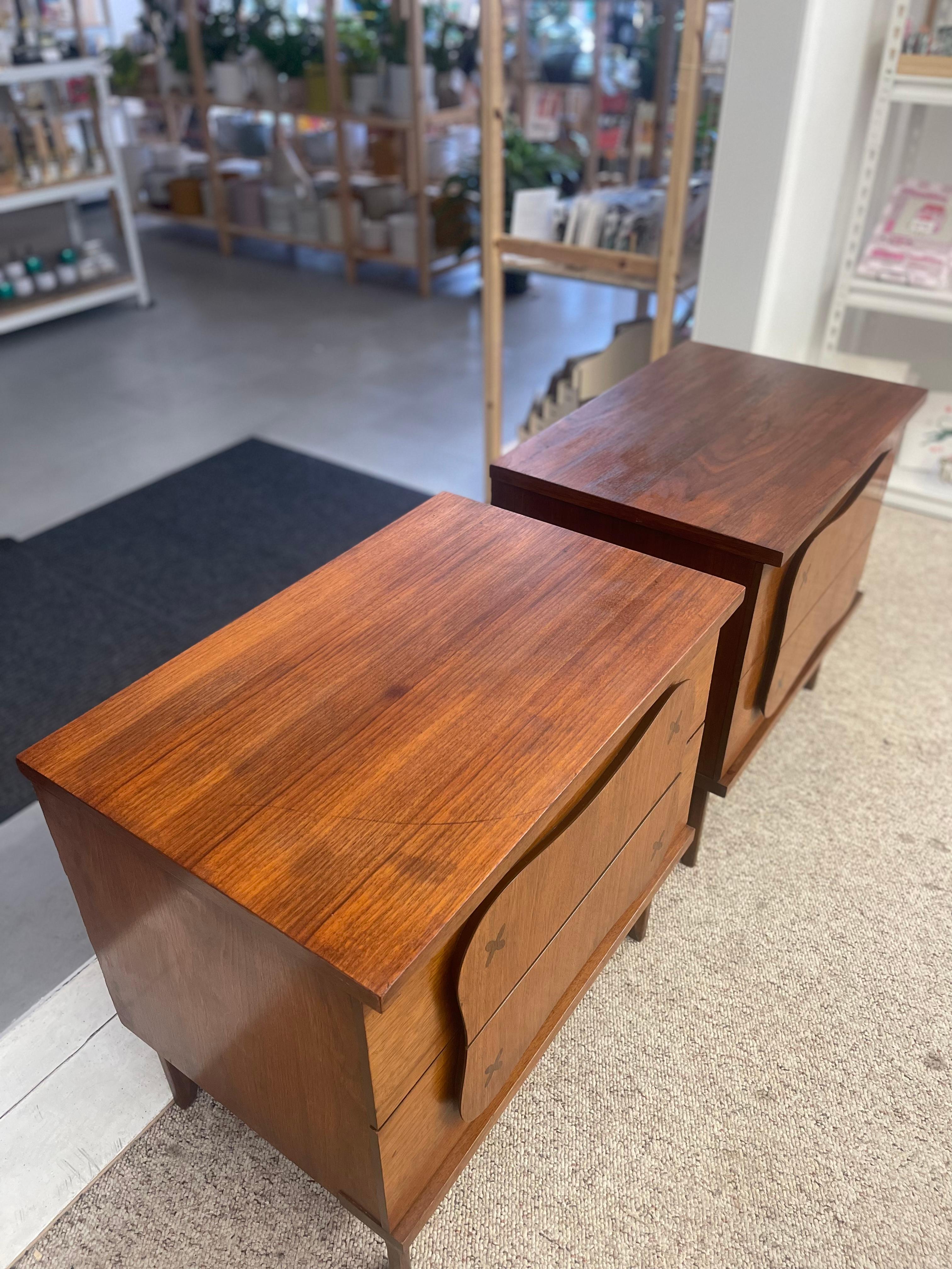 Pair of Mid-Century Modern Walnut Nightstands with Sculpted Fronts For Sale 2