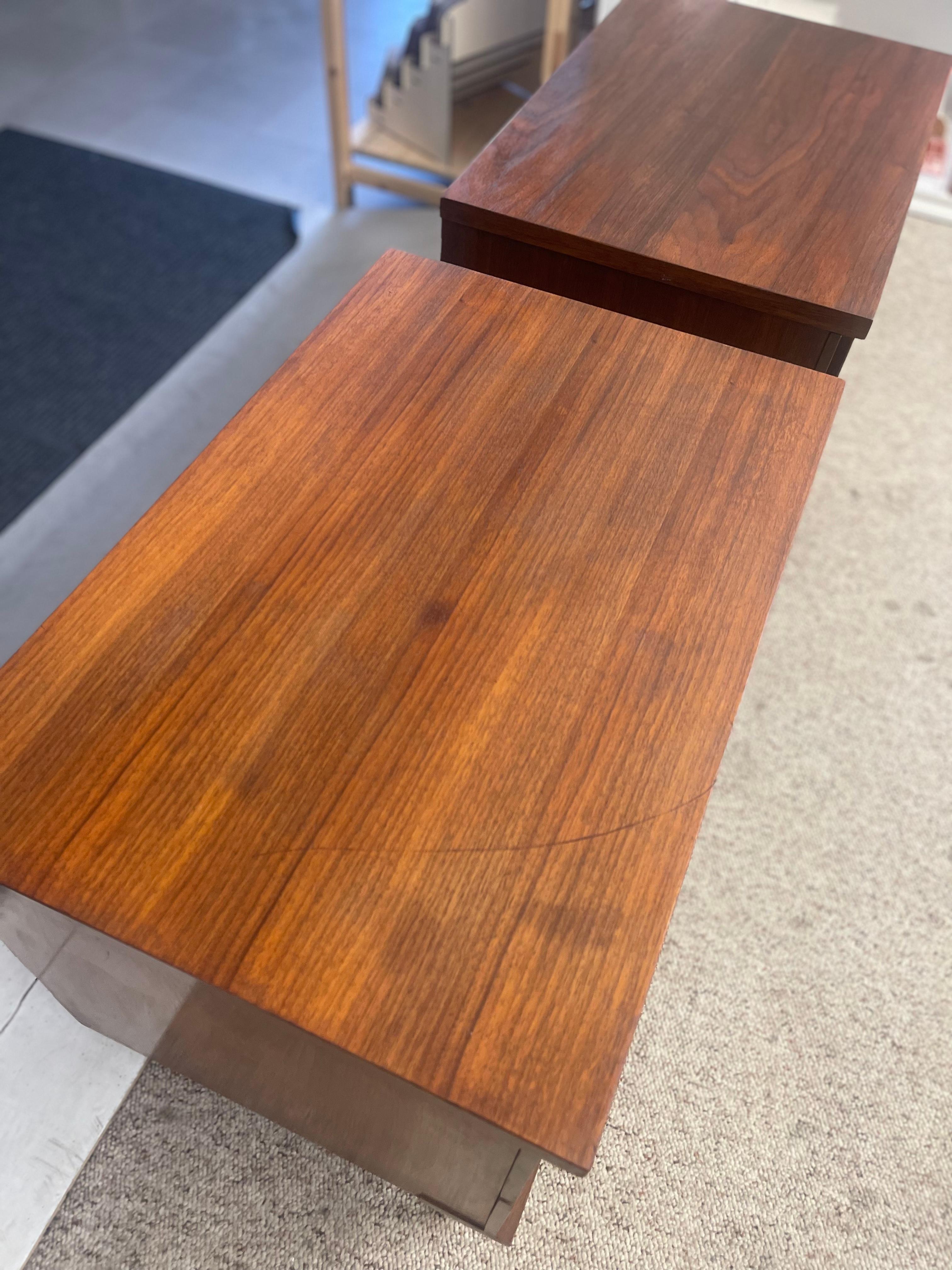 Pair of Mid-Century Modern Walnut Nightstands with Sculpted Fronts For Sale 3