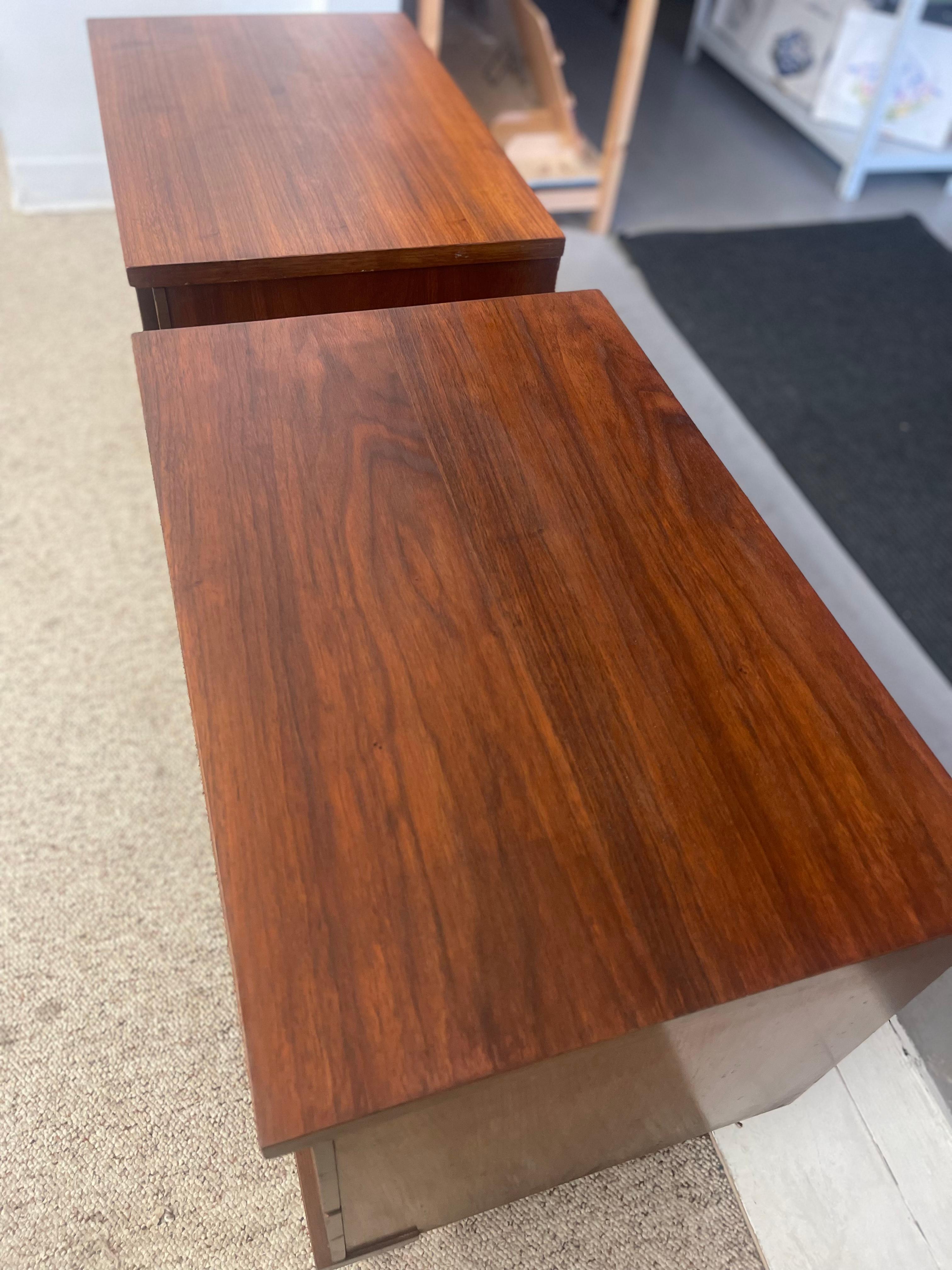 Pair of Mid-Century Modern Walnut Nightstands with Sculpted Fronts For Sale 4