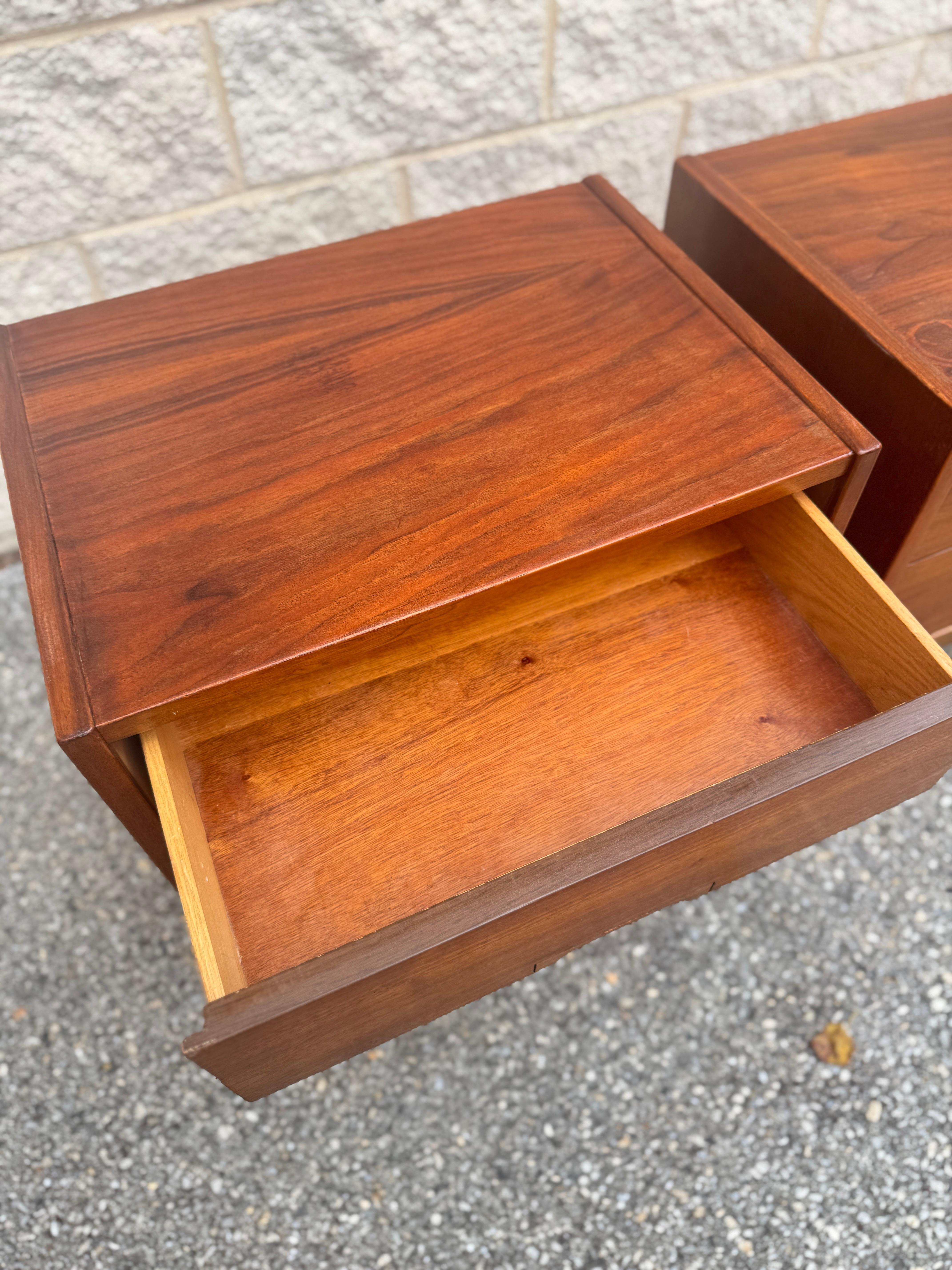 Paire de tables de nuit en noyer avec deux tiroirs en vente 3