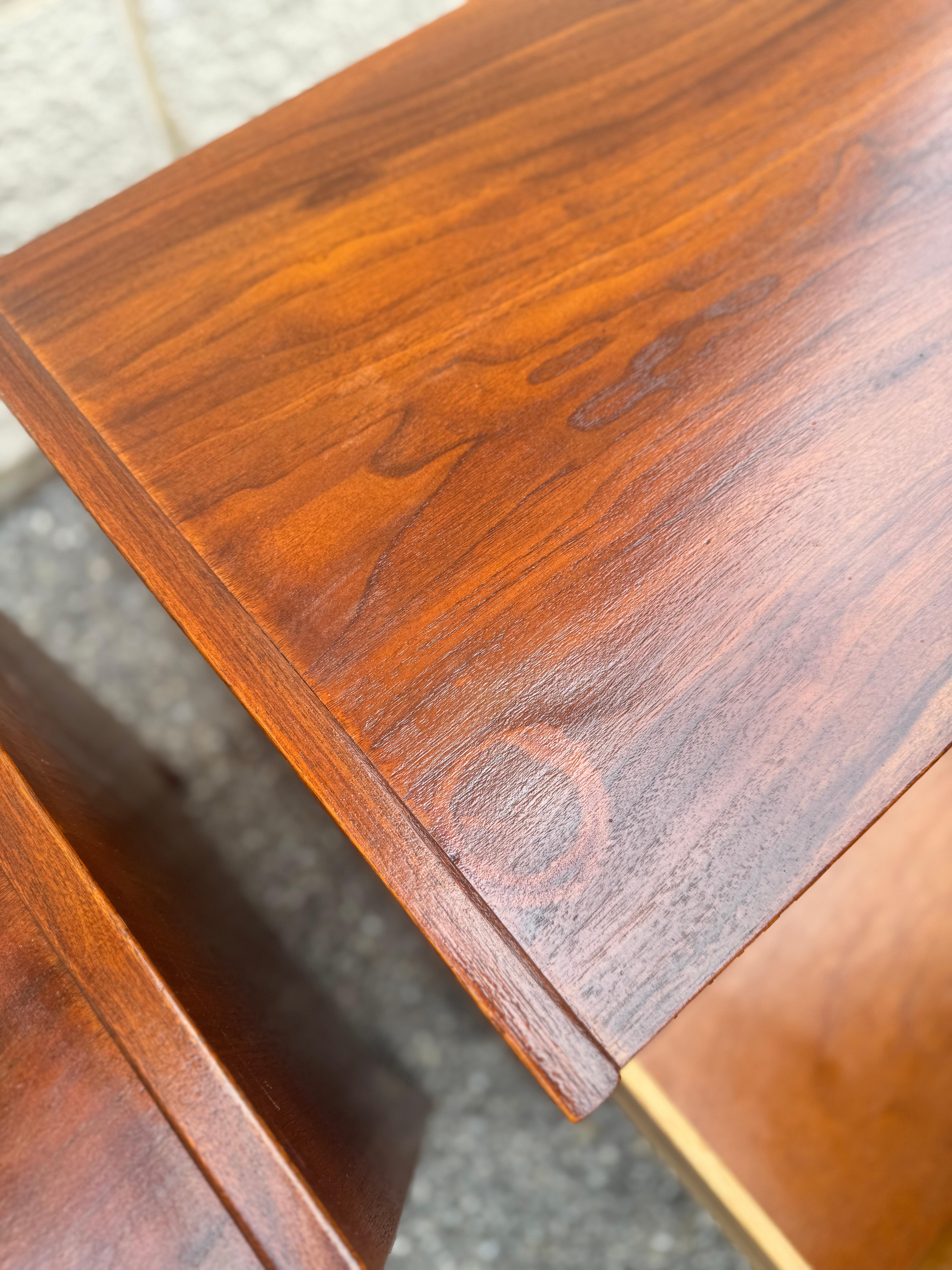 Paire de tables de nuit en noyer avec deux tiroirs en vente 4