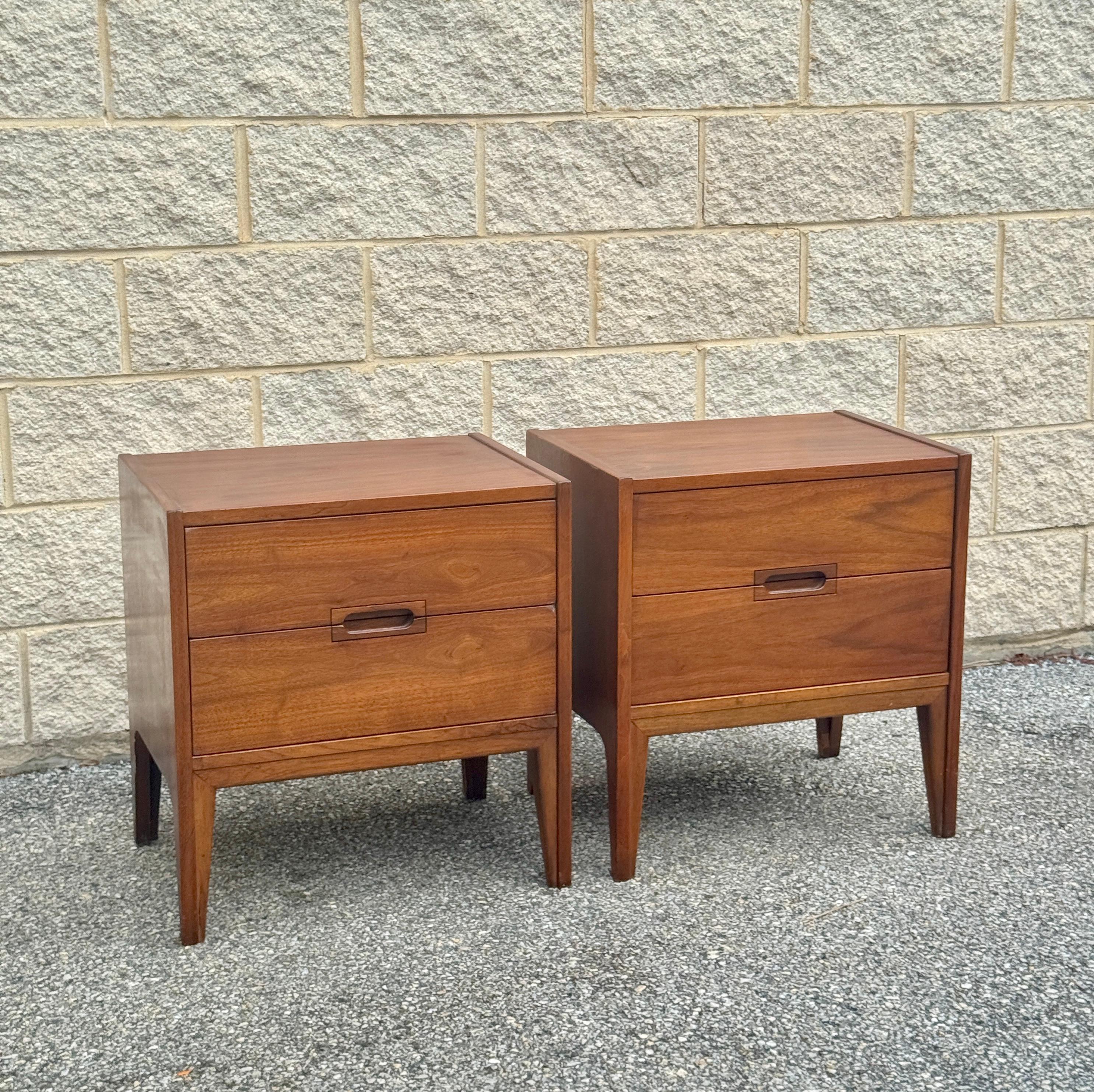 Tables de chevet modernes du milieu du siècle, avec deux tiroirs spacieux et une finition chaude en noyer.