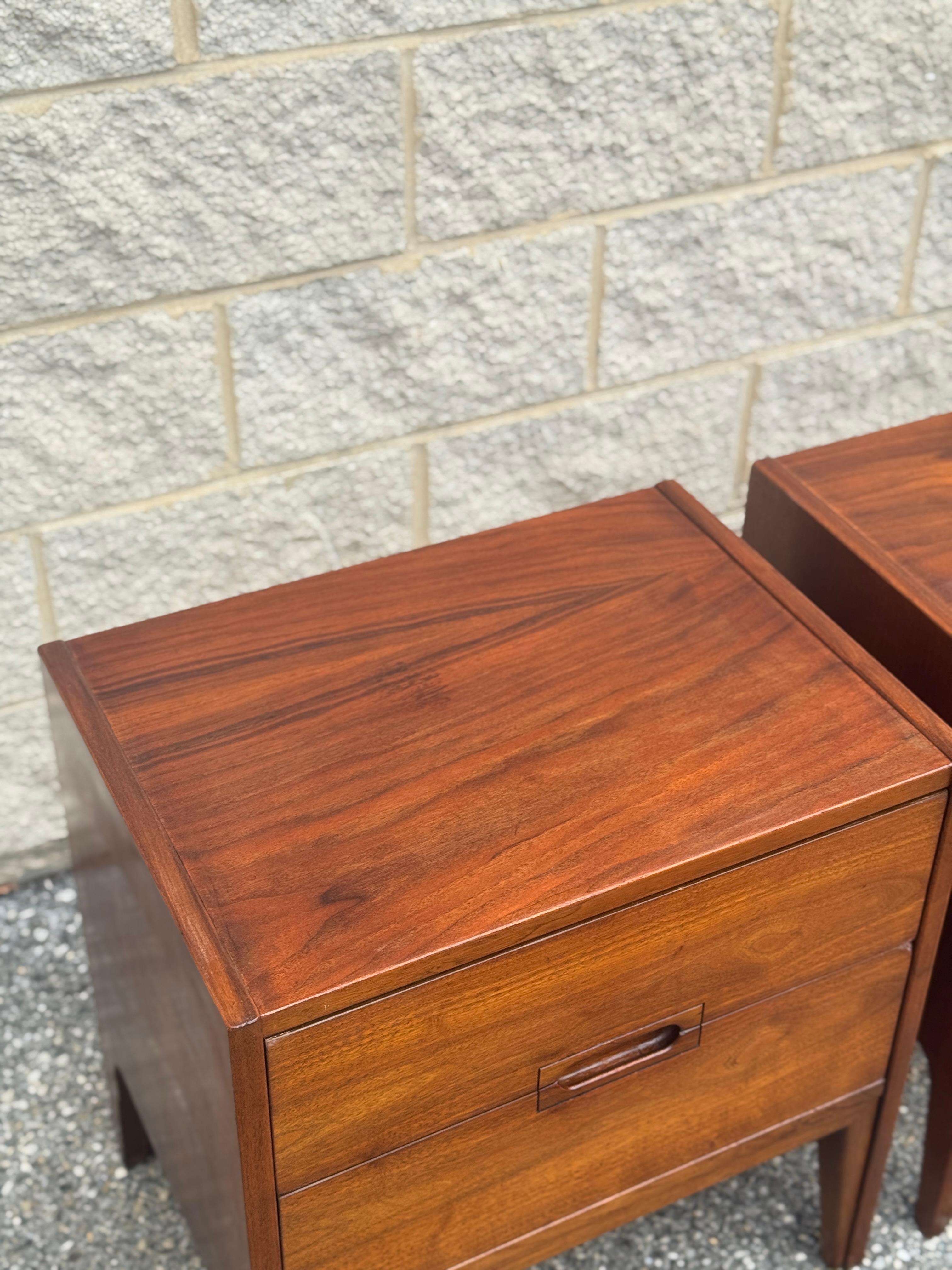 Mid-Century Modern Paire de tables de nuit en noyer avec deux tiroirs en vente
