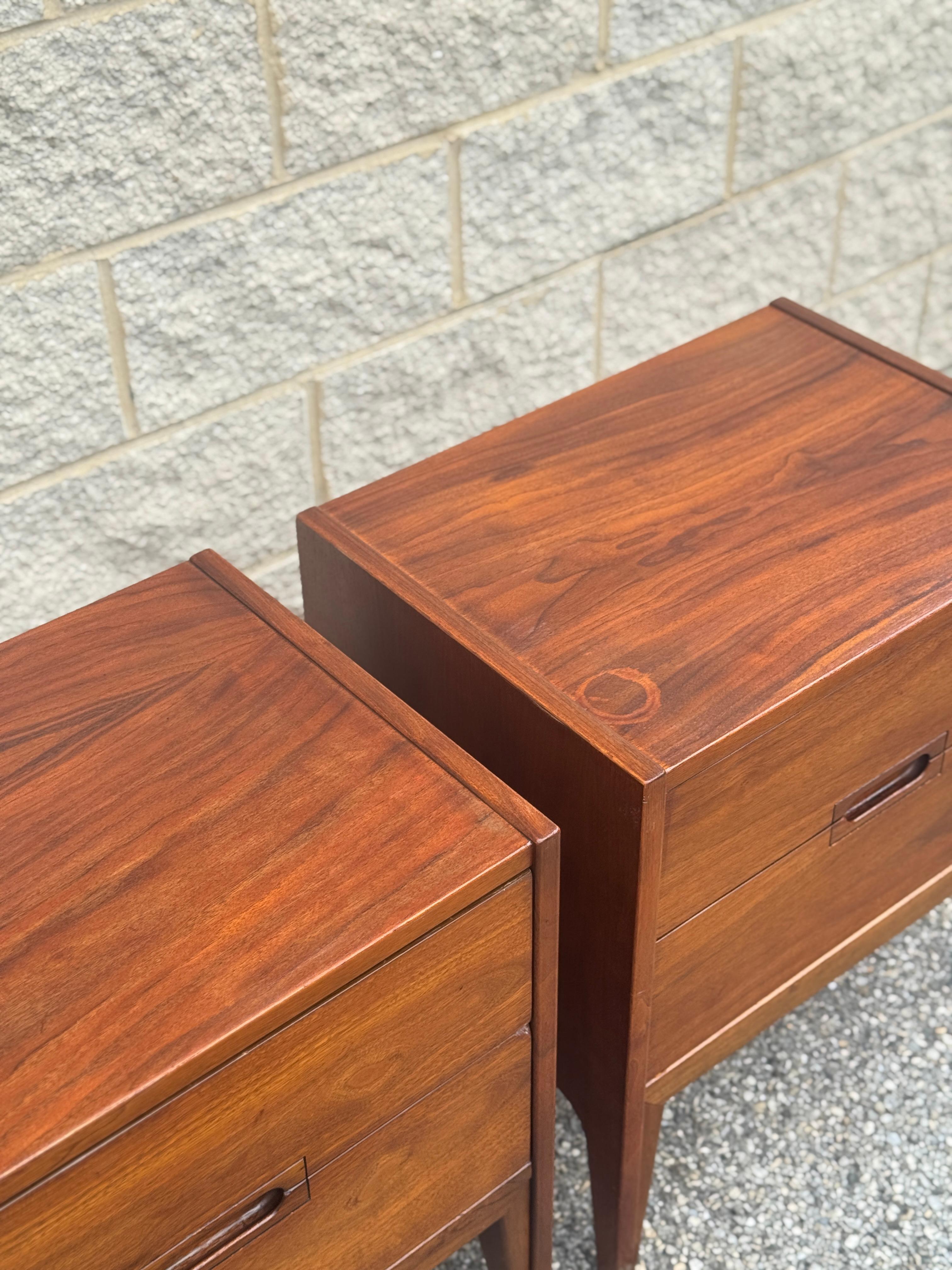 Américain Paire de tables de nuit en noyer avec deux tiroirs en vente