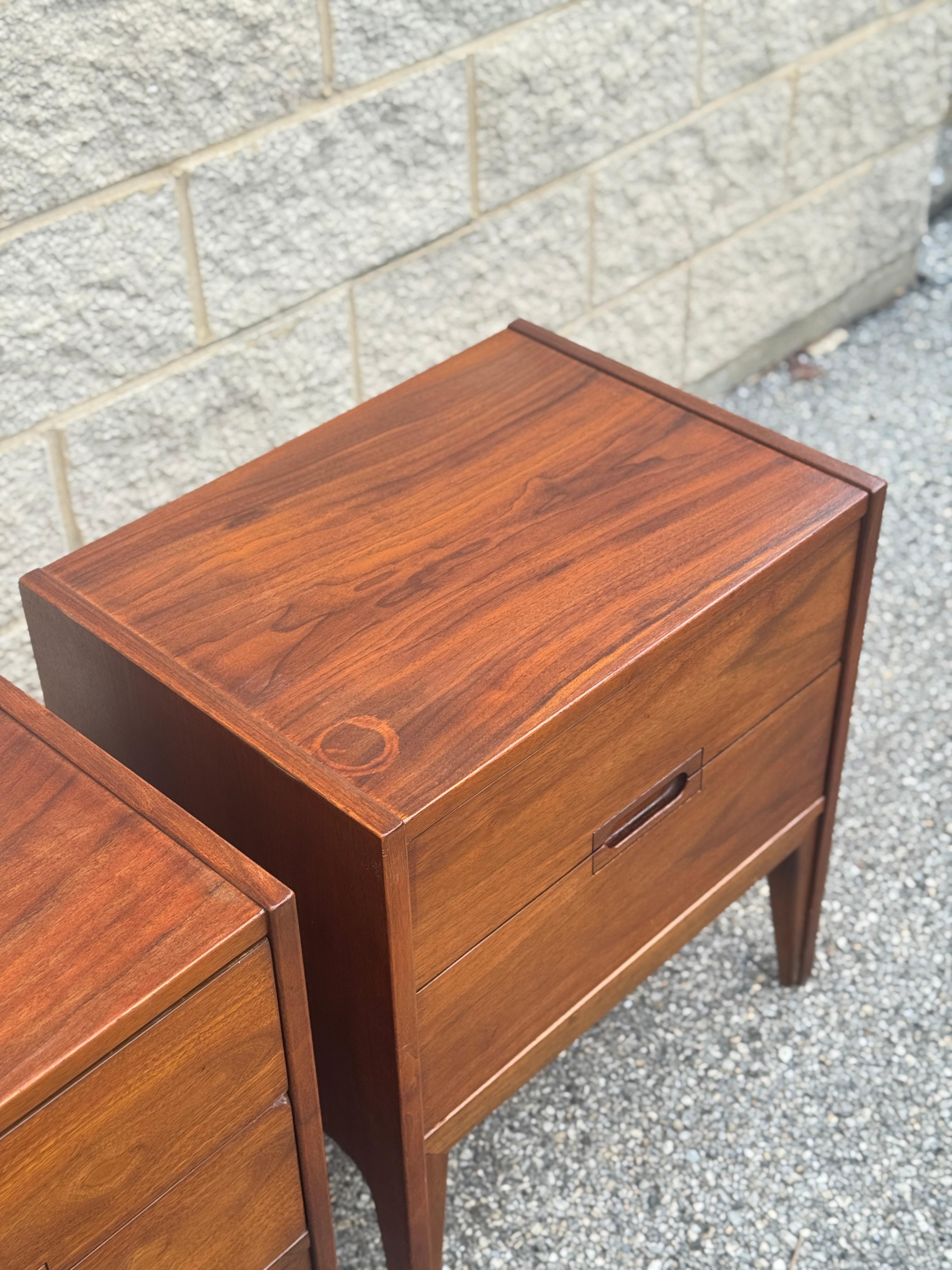 Paire de tables de nuit en noyer avec deux tiroirs Bon état - En vente à Elkton, MD