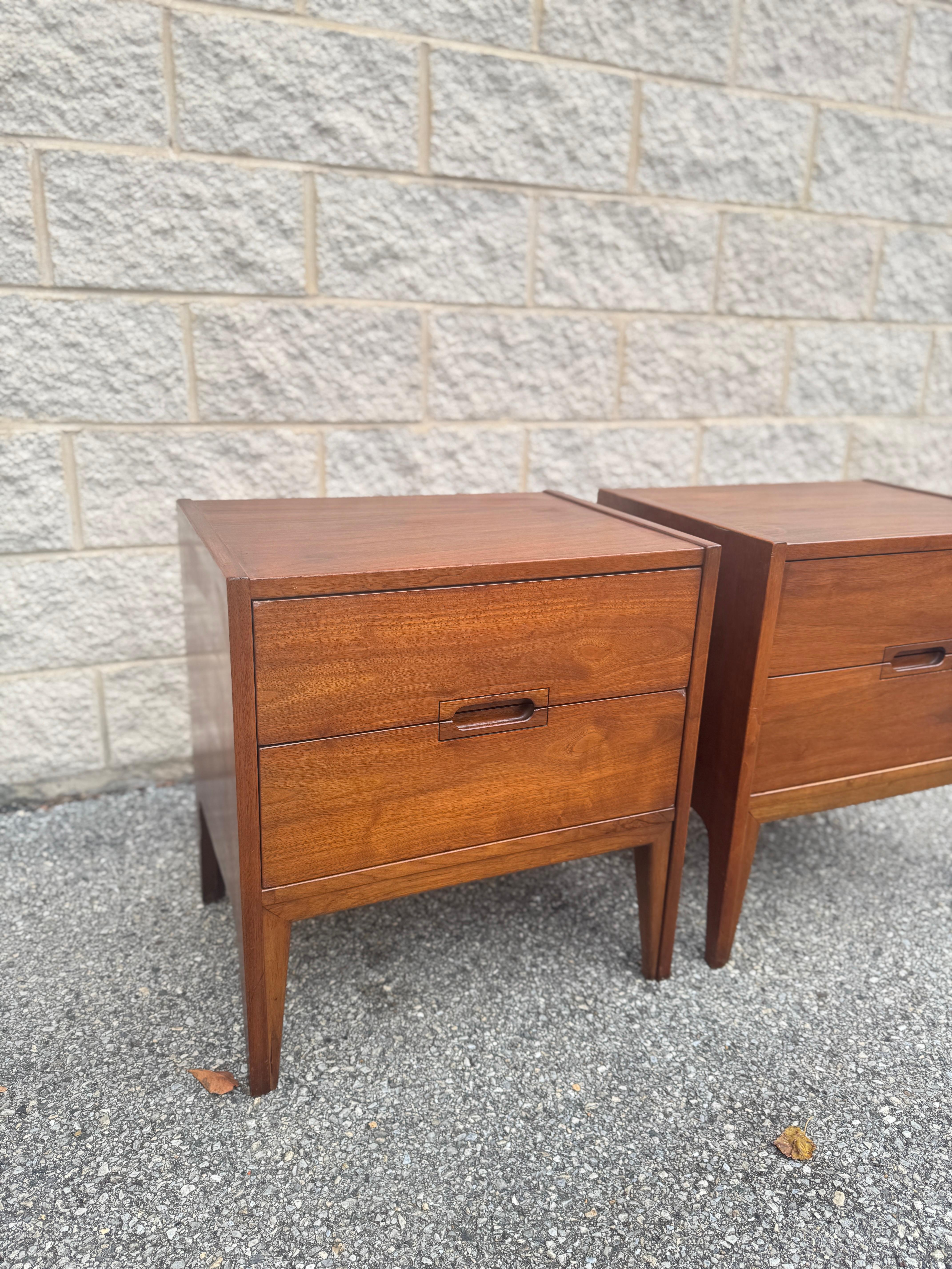 20ième siècle Paire de tables de nuit en noyer avec deux tiroirs en vente