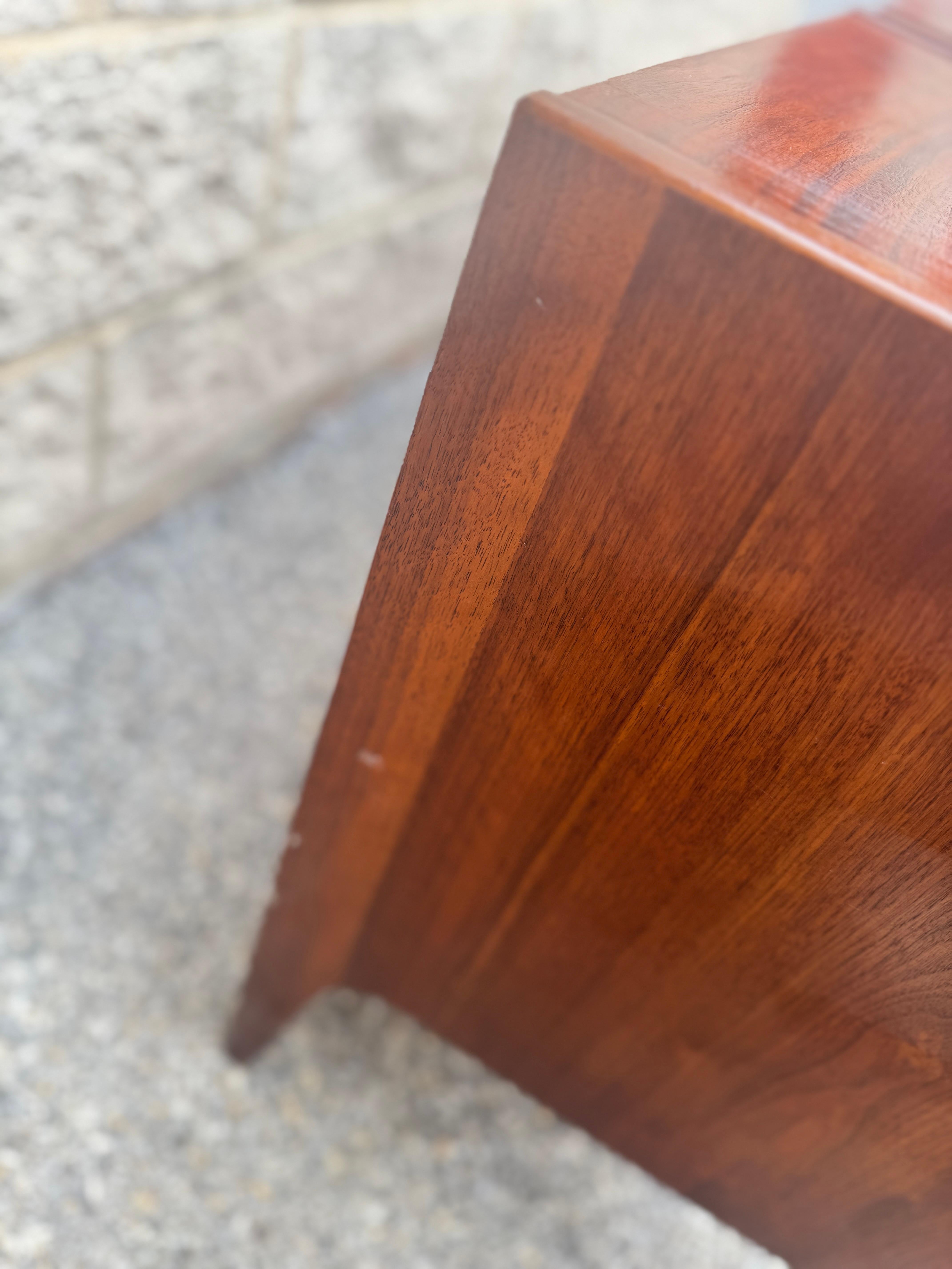 Noyer Paire de tables de nuit en noyer avec deux tiroirs en vente