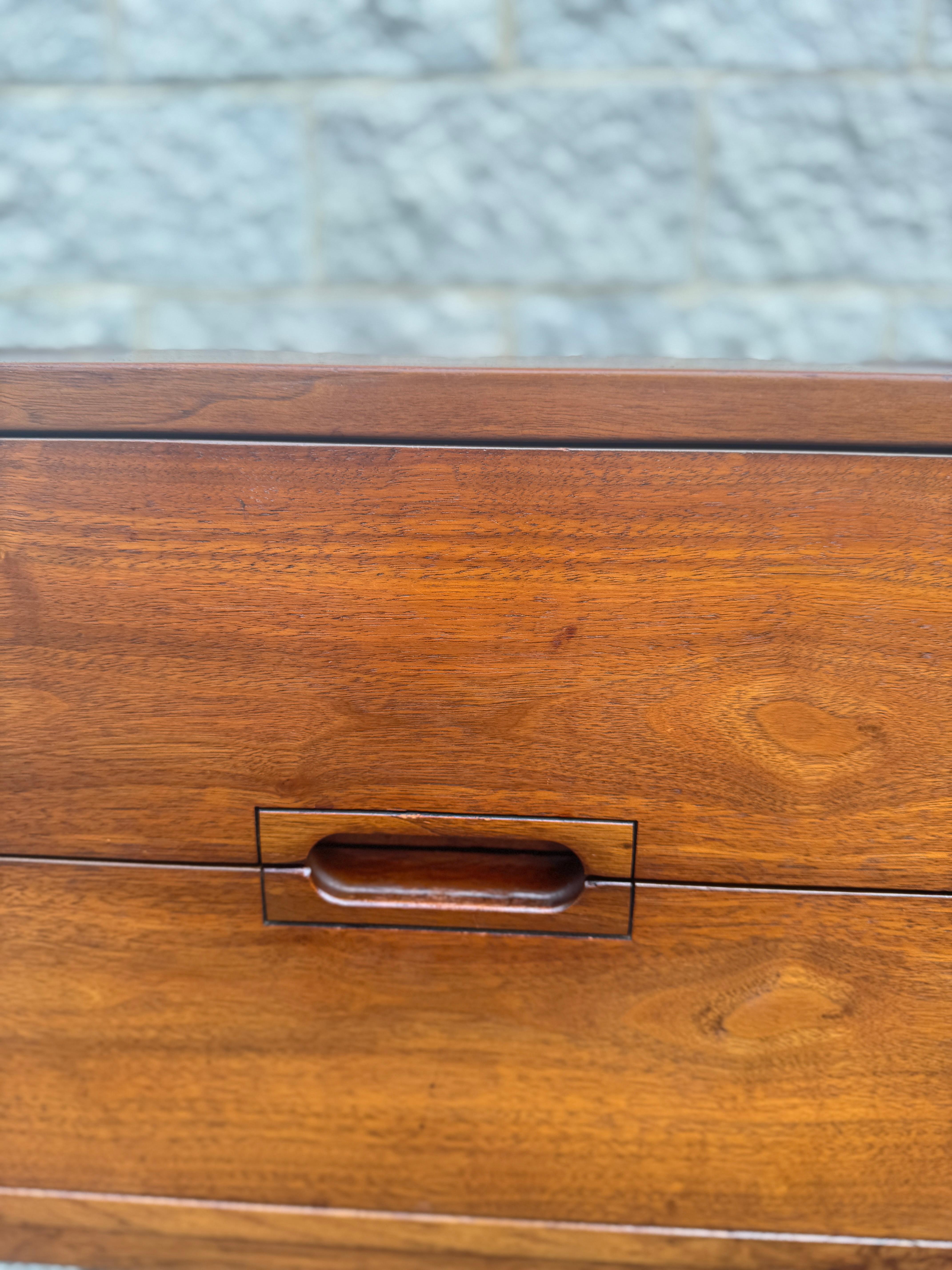 Paire de tables de nuit en noyer avec deux tiroirs en vente 1