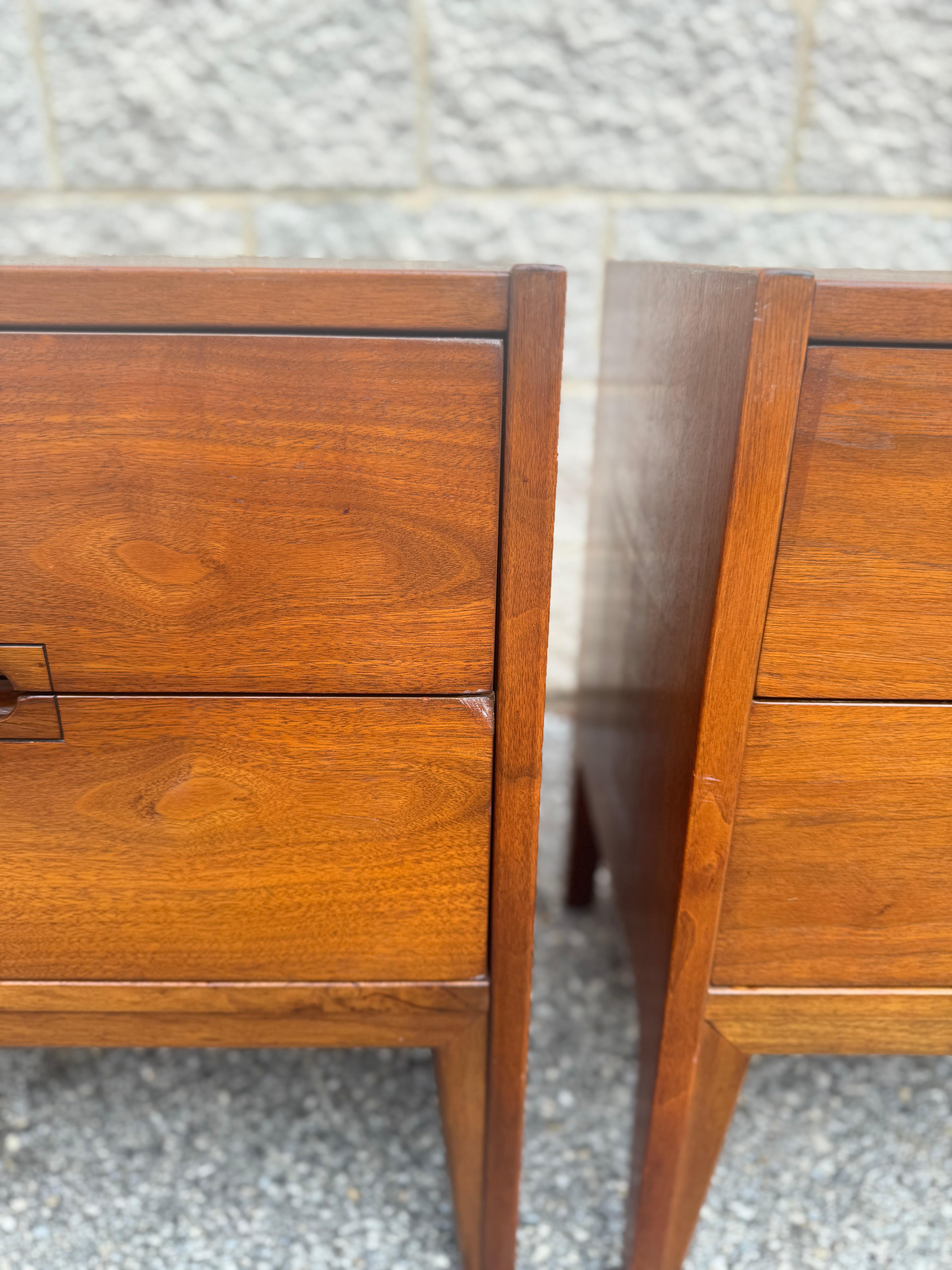 Paire de tables de nuit en noyer avec deux tiroirs en vente 2