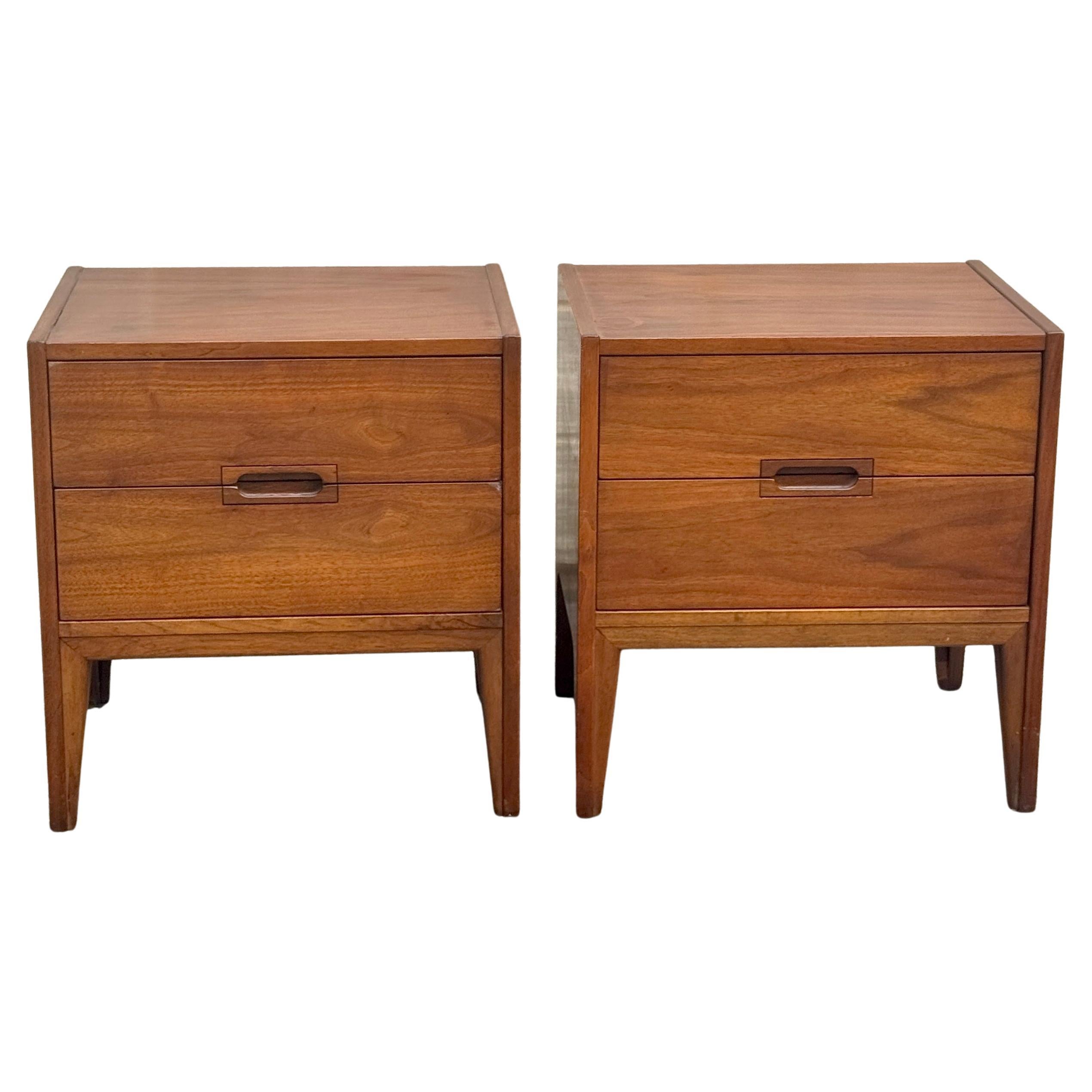 Paire de tables de nuit en noyer avec deux tiroirs