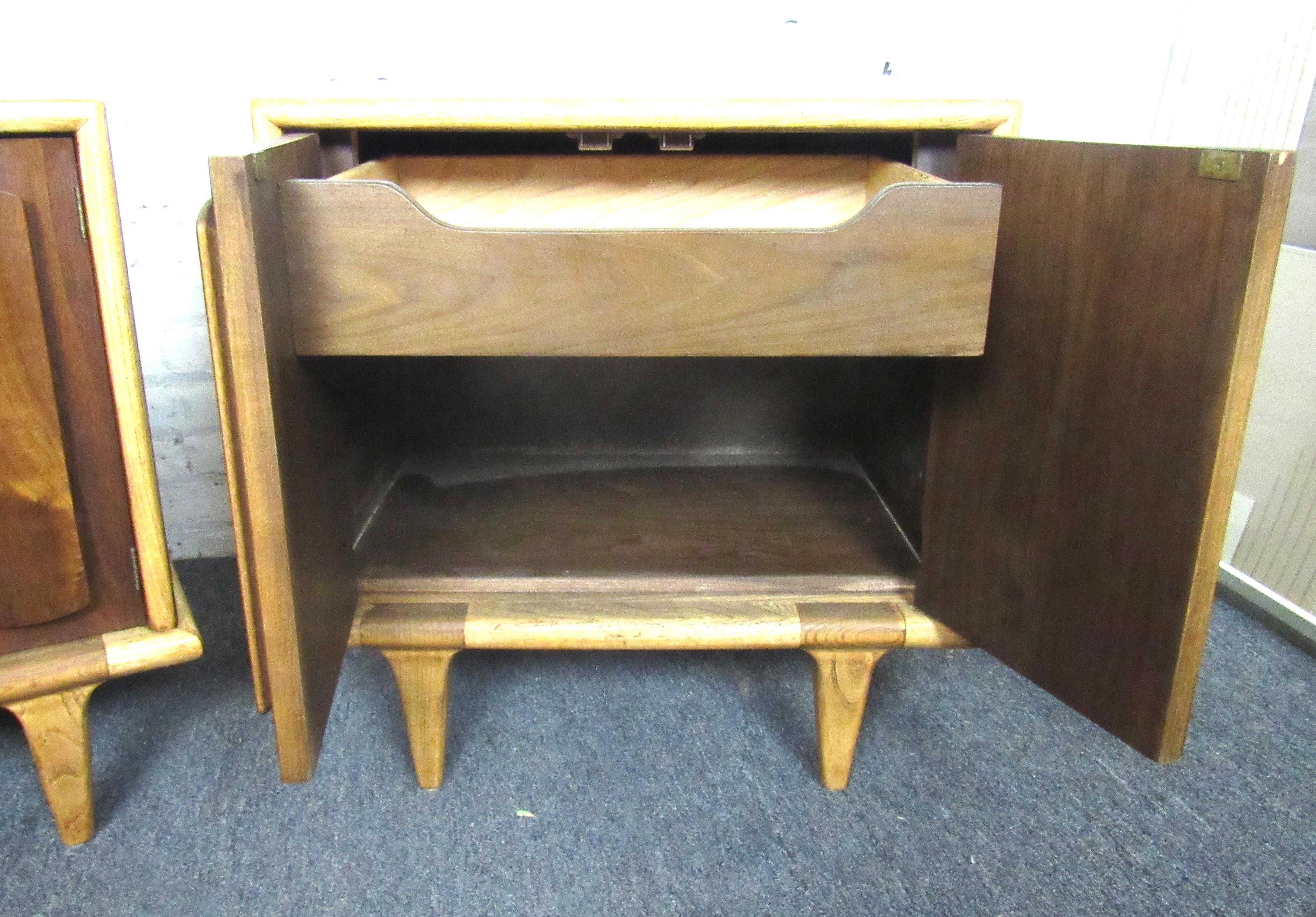 Pair of Mid-Century Modern Walnut & Oak Nightstands by American of Martinsville In Good Condition In Brooklyn, NY