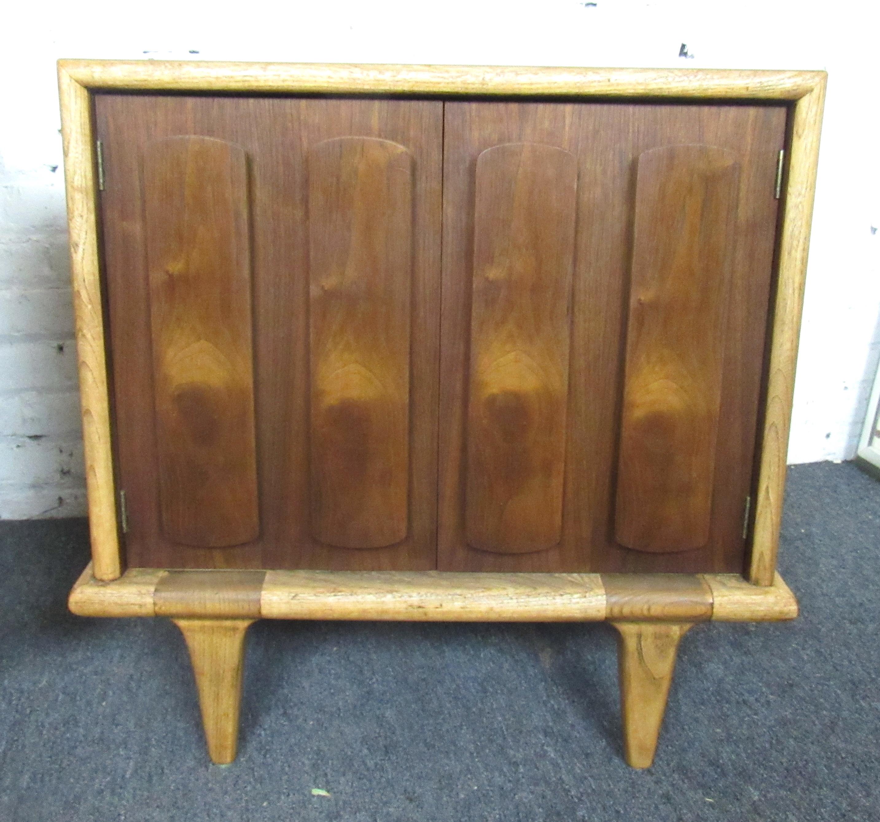 Pair of Mid-Century Modern Walnut & Oak Nightstands by American of Martinsville 3