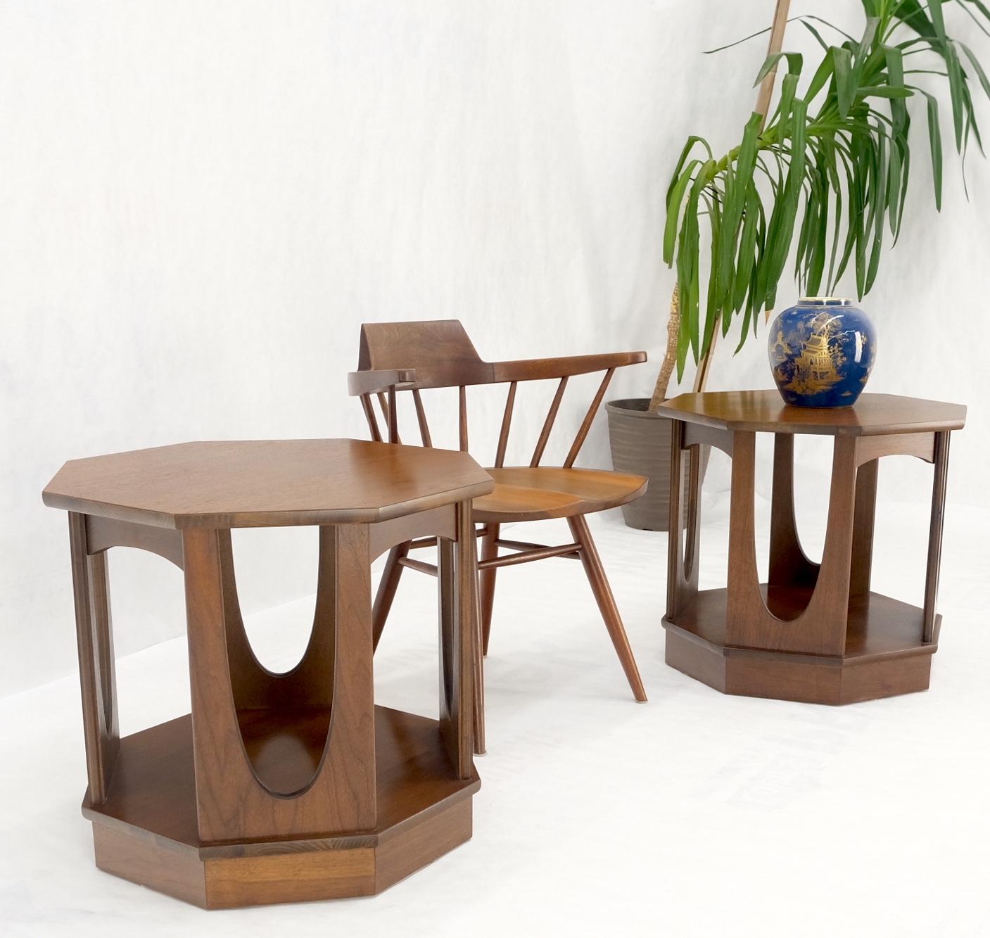 Mid-Century Modern Paire de tables d'appoint d'appoint en forme d'ovale en noyer, mi-siècle moderne, Mint ! en vente