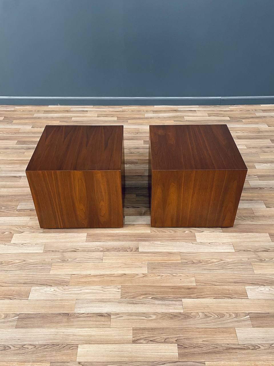 Newly Refinished - Pair of Mid-Century Modern Walnut Pedestal Cube Side Tables In Excellent Condition For Sale In Los Angeles, CA