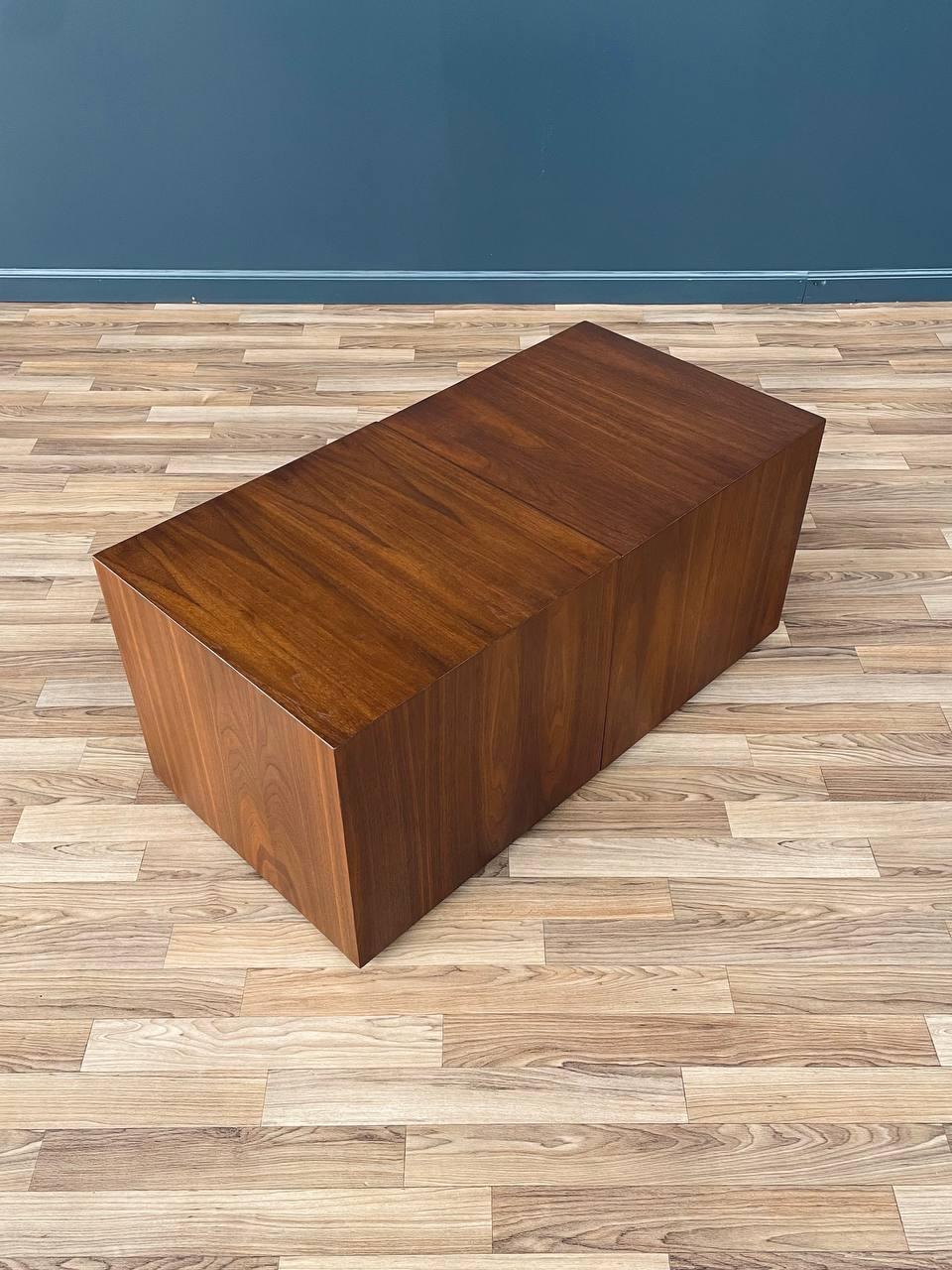 Mid-20th Century Newly Refinished - Pair of Mid-Century Modern Walnut Pedestal Cube Side Tables For Sale