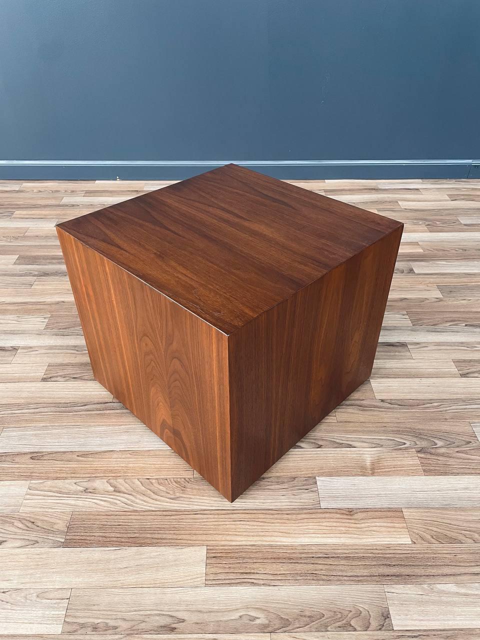 Pair of Mid-Century Modern Walnut Pedestal Cube Side Tables For Sale 1