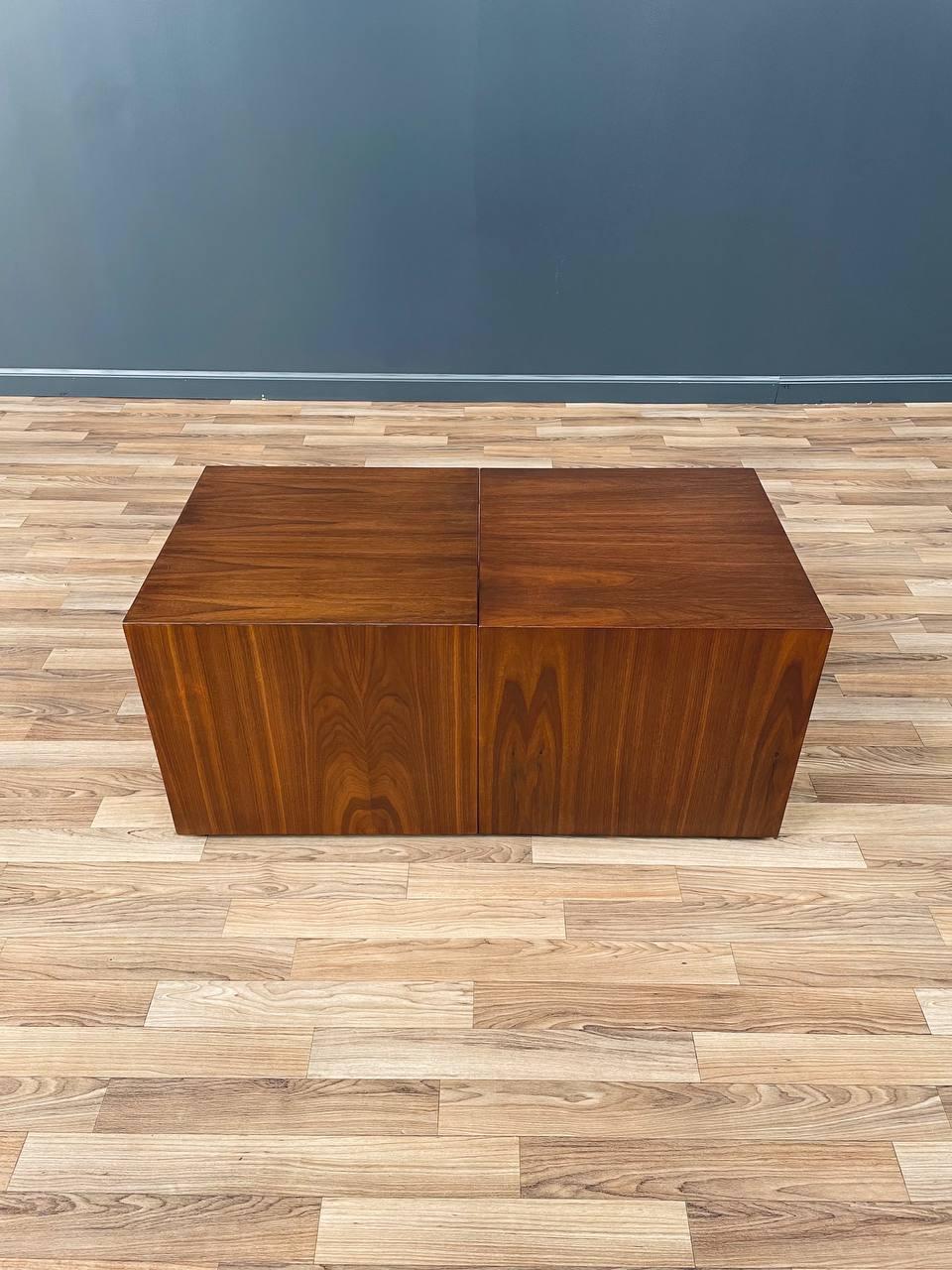 Pair of Mid-Century Modern Walnut Pedestal Cube Side Tables For Sale 2