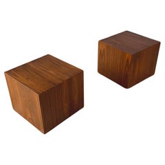 Paar Mid-Century Modern Walnuss Pedestal Cube Beistelltische