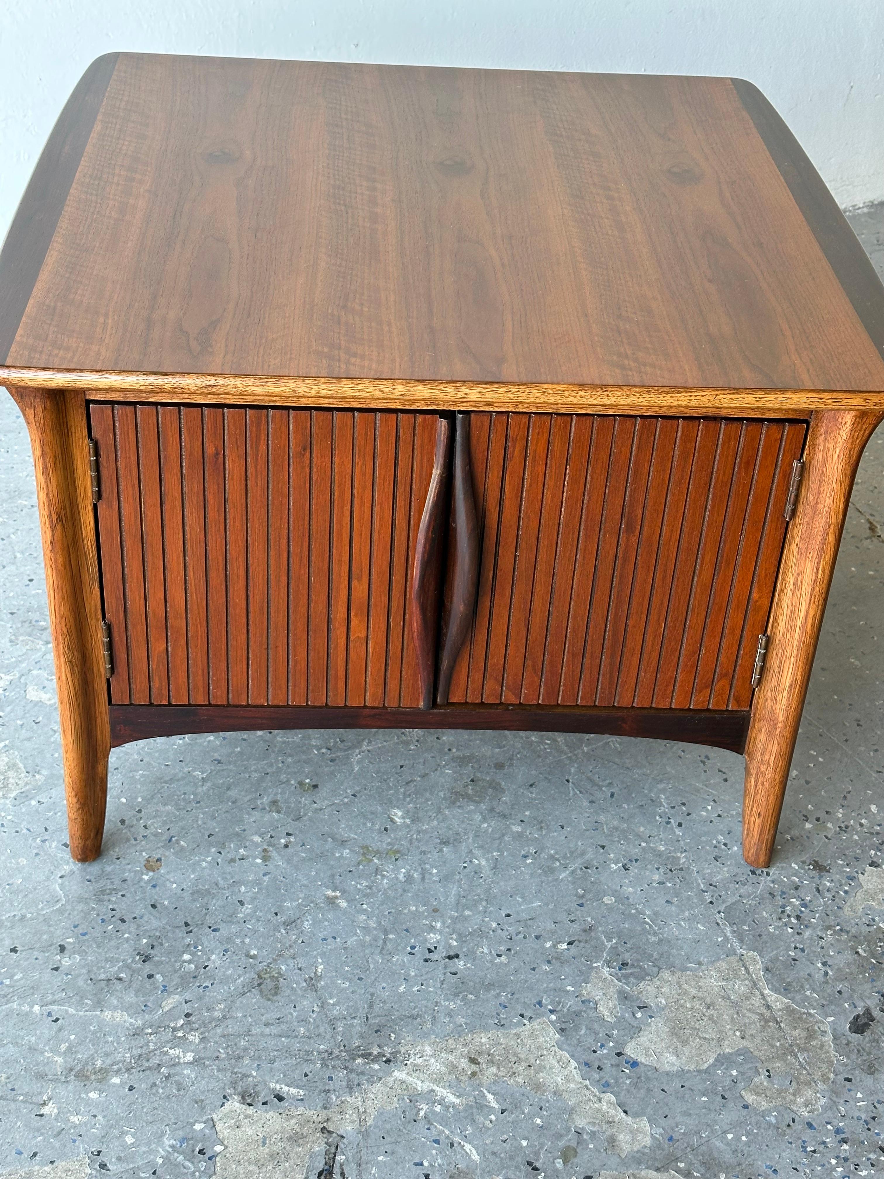 Pair of Mid-Century Modern Walnut & Rosewood Large End / Side Tables In Good Condition For Sale In Las Vegas, NV