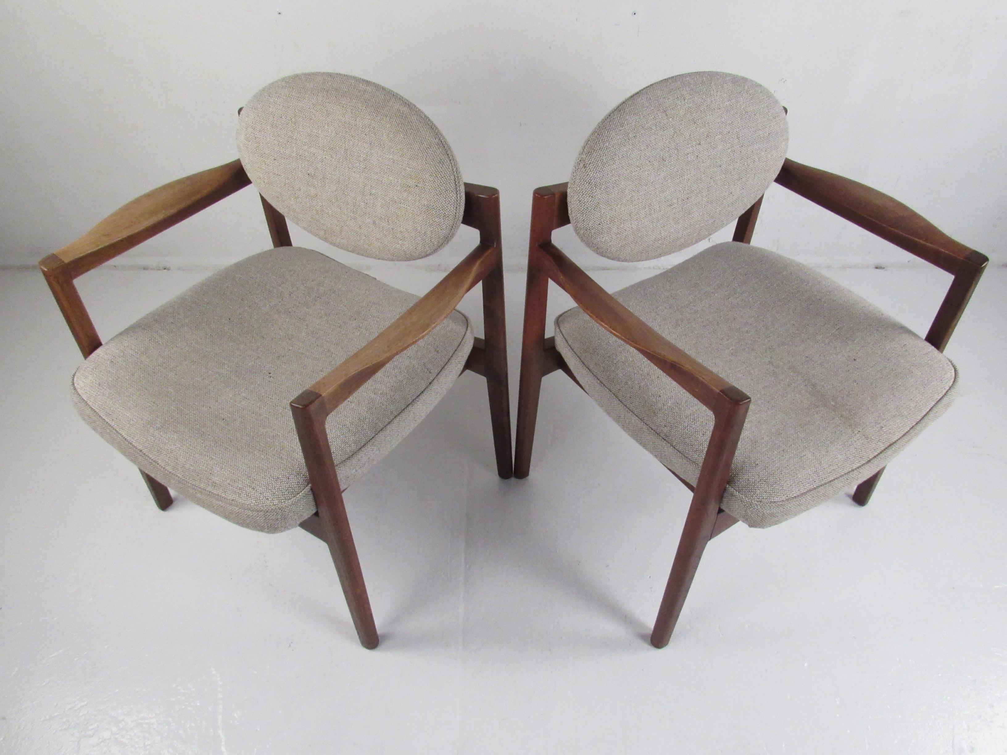 Mid-Century Modern Pair of Vintage Jens Risom Oval Back Walnut Chairs