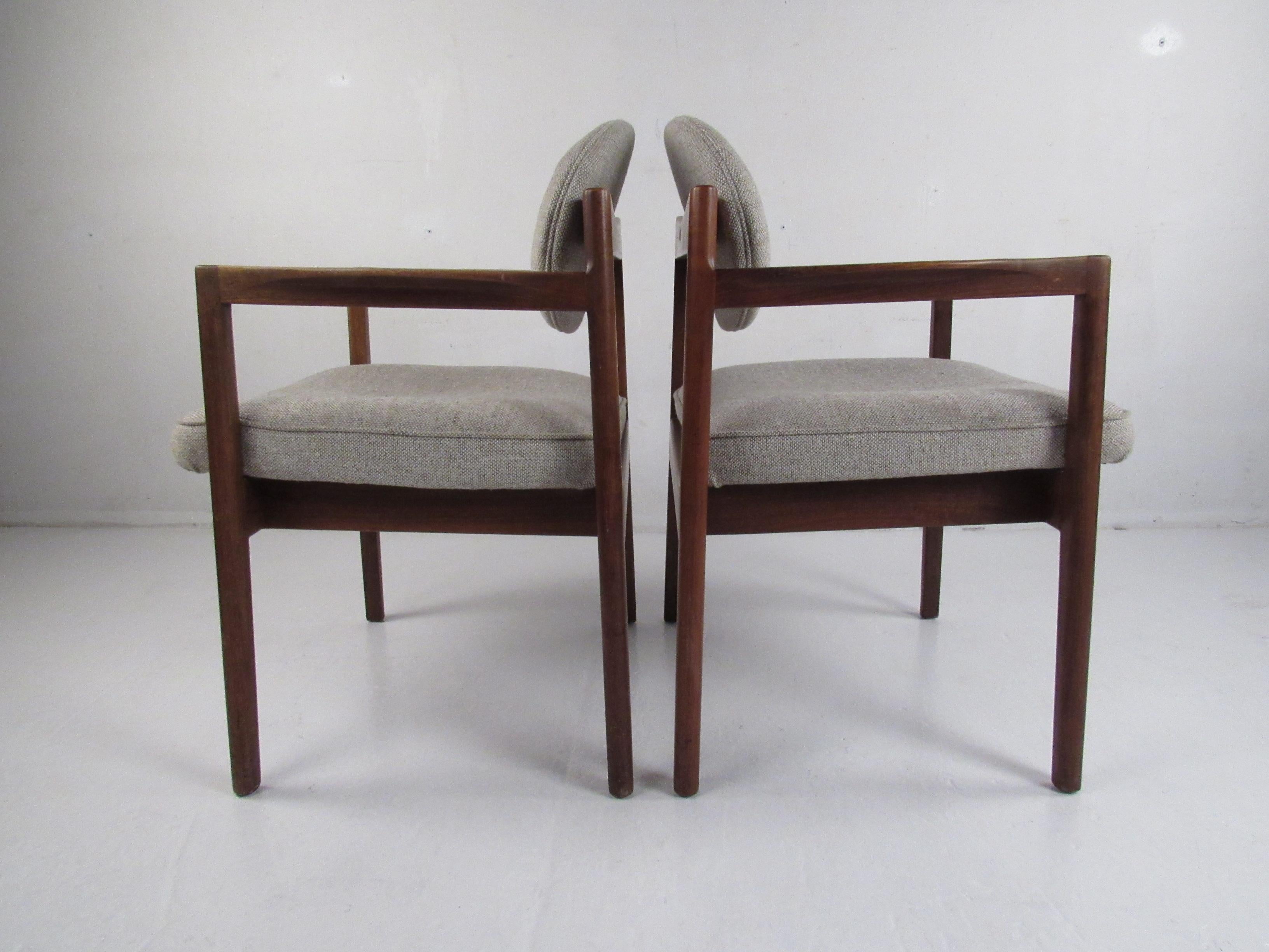 Pair of Vintage Jens Risom Oval Back Walnut Chairs In Good Condition In Brooklyn, NY