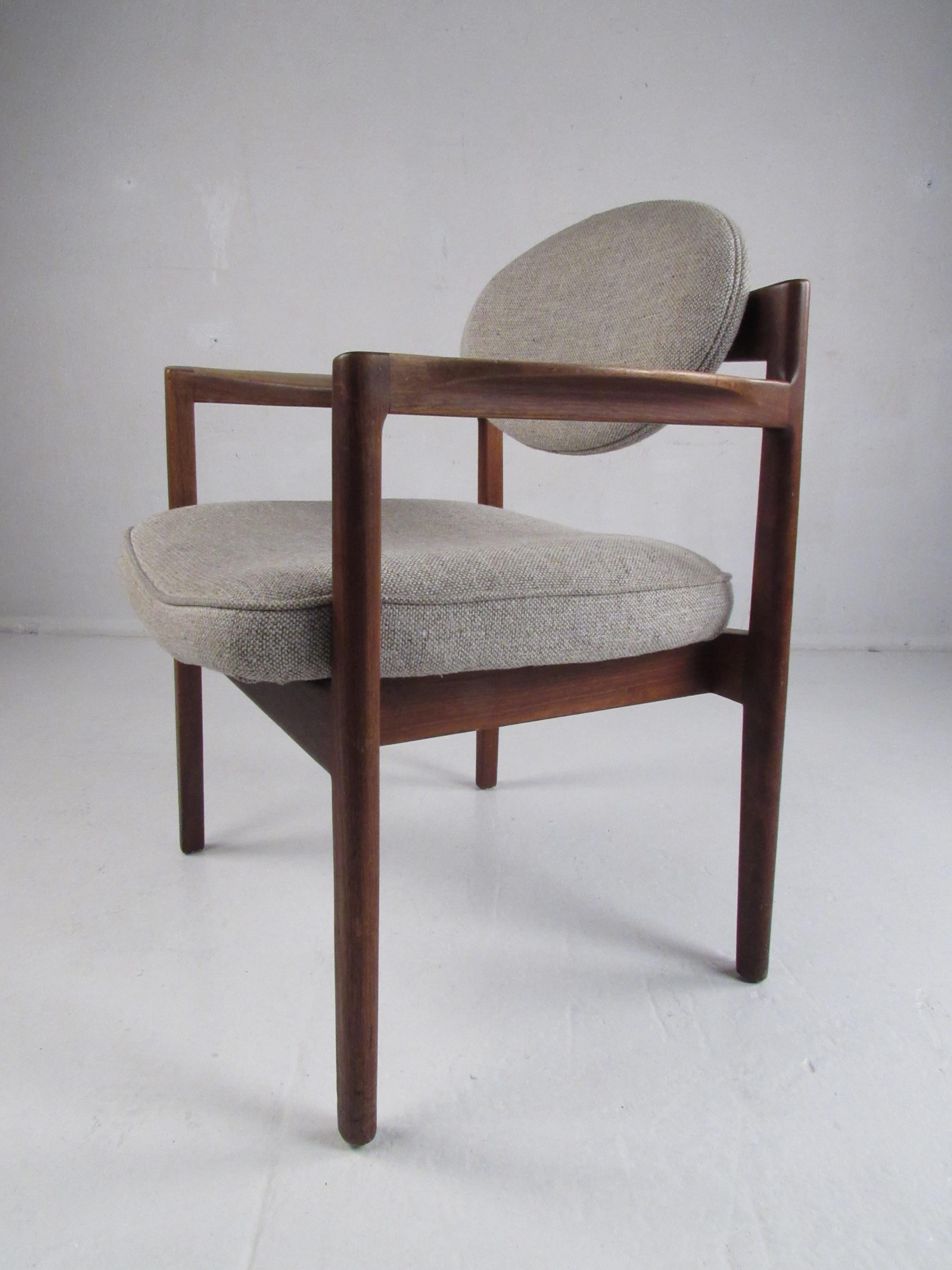20th Century Pair of Vintage Jens Risom Oval Back Walnut Chairs