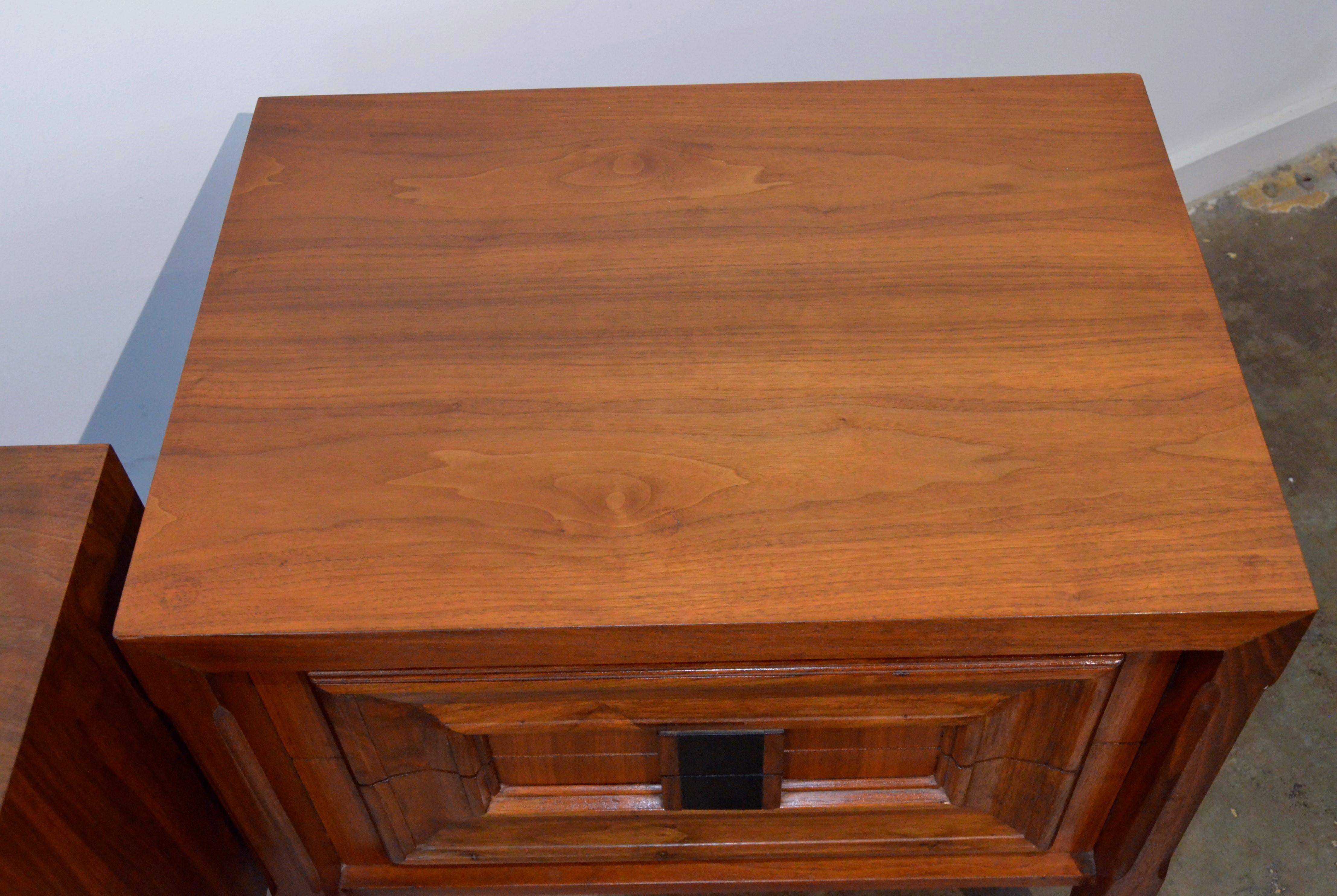 Pair Mid-Century Modern Walnut Veneer and Burl Wood Bedside Nightstands /Tables For Sale 5