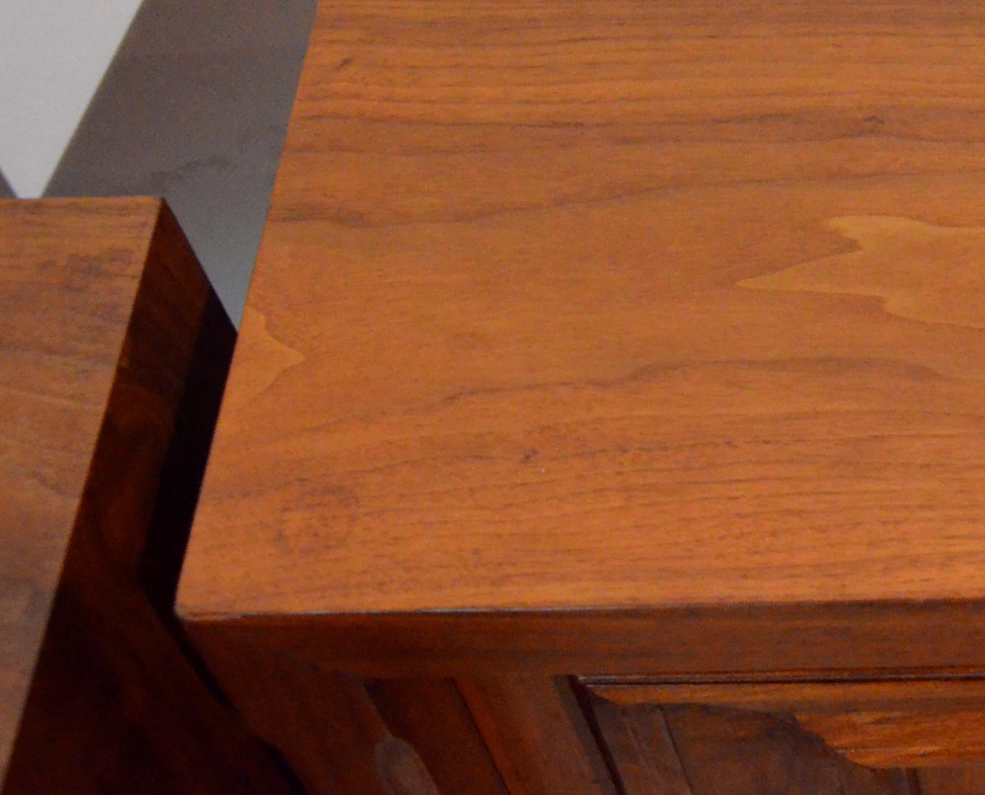 Pair Mid-Century Modern Walnut Veneer and Burl Wood Bedside Nightstands /Tables For Sale 10