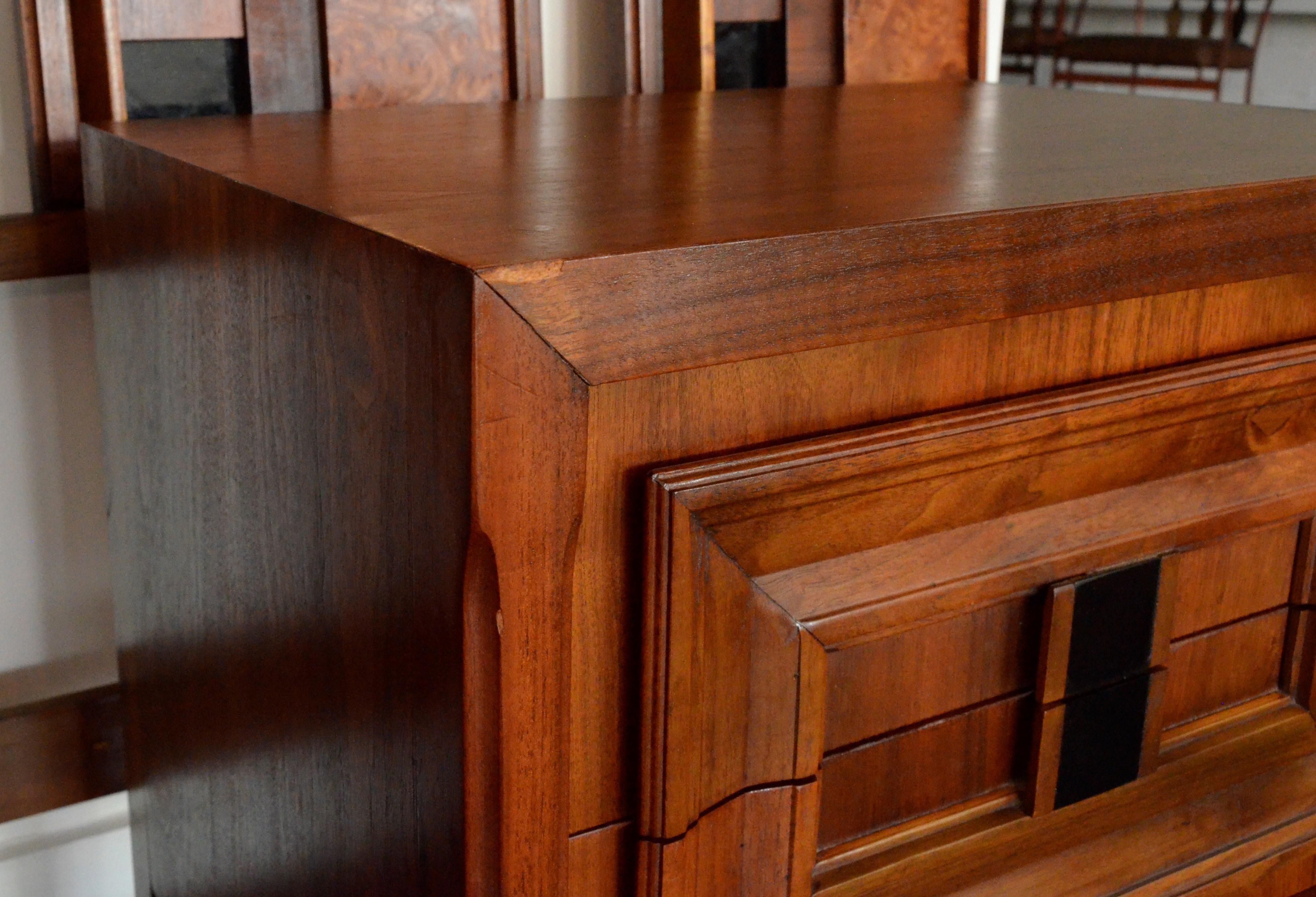 Pair Mid-Century Modern Walnut Veneer and Burl Wood Bedside Nightstands /Tables For Sale 12