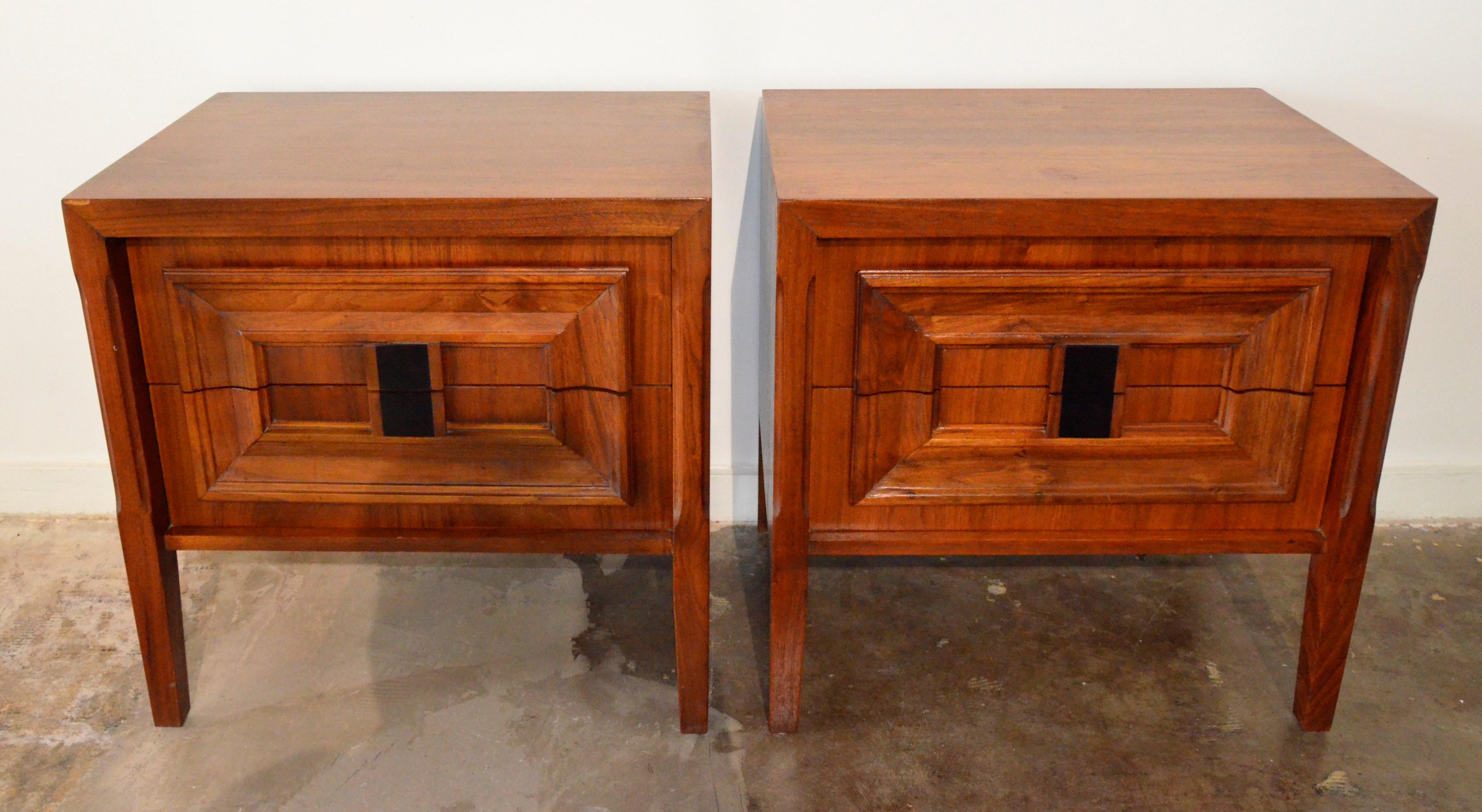 Pair Mid-Century Modern Walnut Veneer and Burl Wood Bedside Nightstands /Tables In Good Condition For Sale In Houston, TX