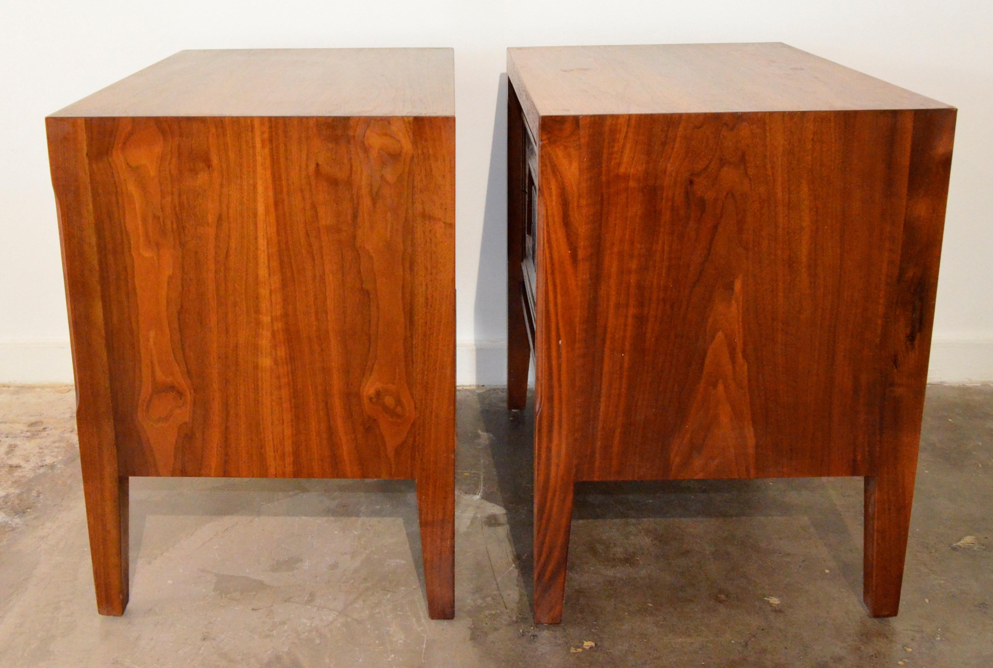 Pair Mid-Century Modern Walnut Veneer and Burl Wood Bedside Nightstands /Tables For Sale 1