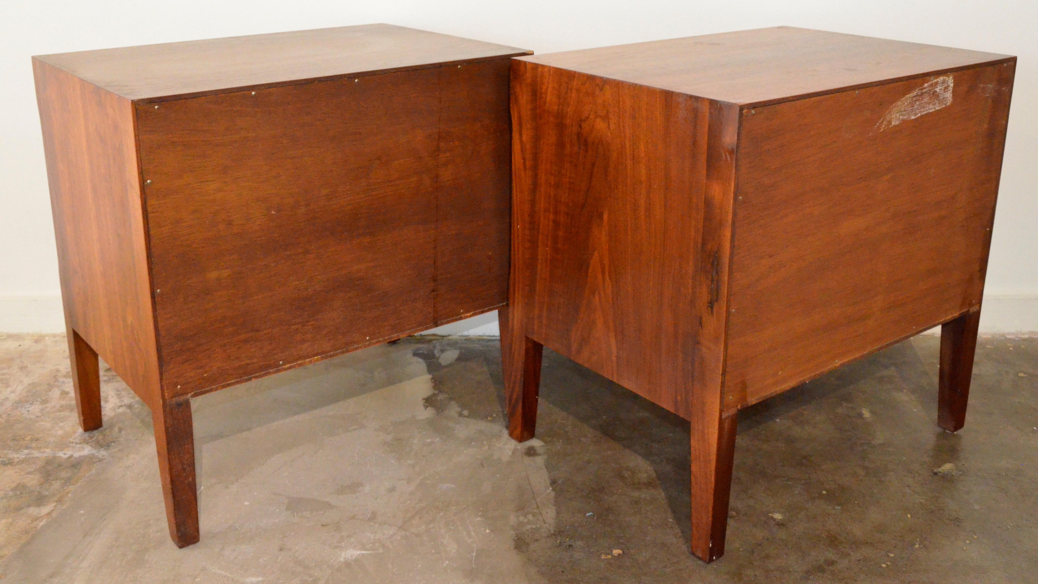 American Pair Mid-Century Modern Walnut Veneer and Burl Wood Bedside Nightstands /Tables For Sale