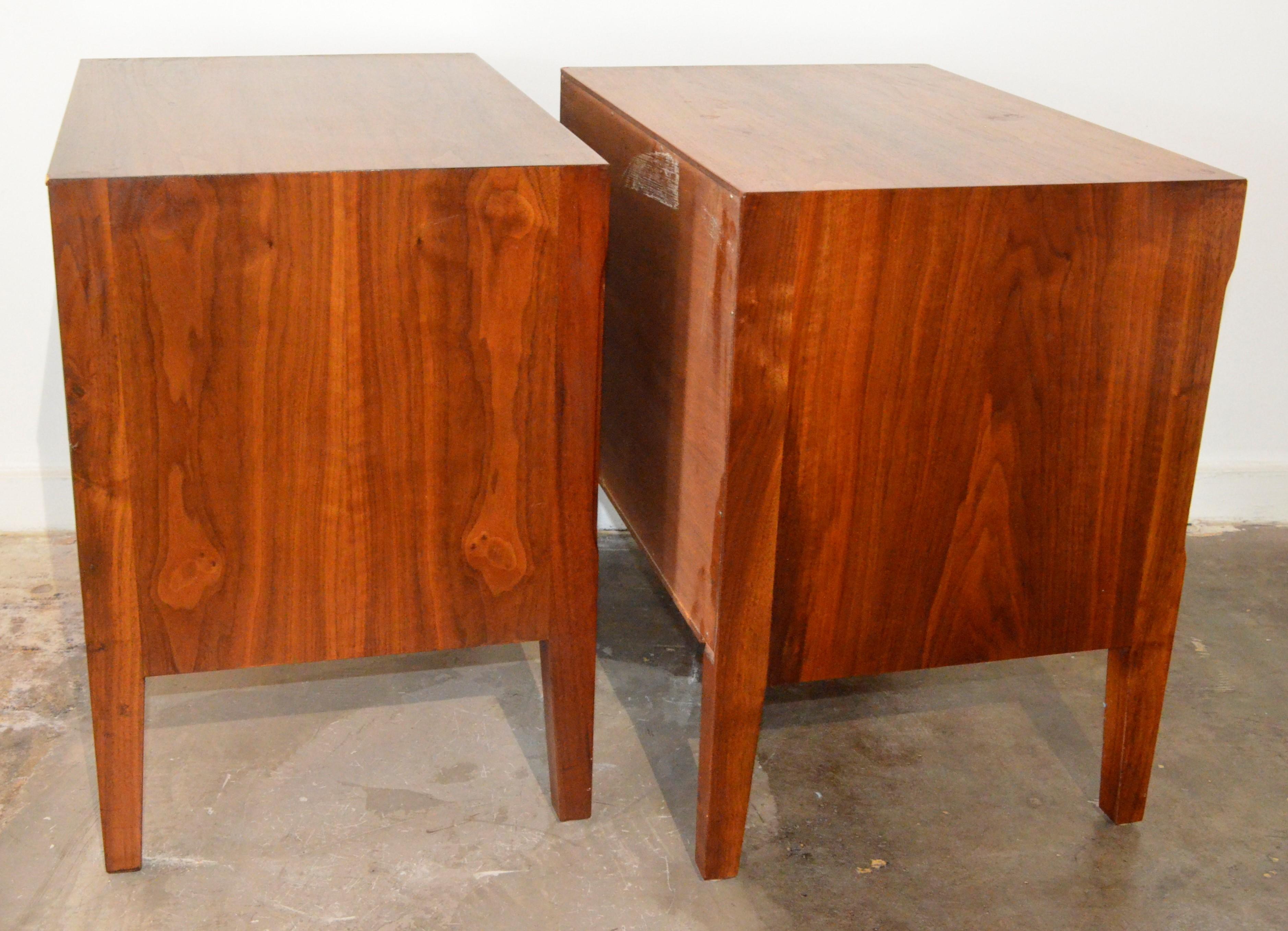 Pair Mid-Century Modern Walnut Veneer and Burl Wood Bedside Nightstands /Tables For Sale 3
