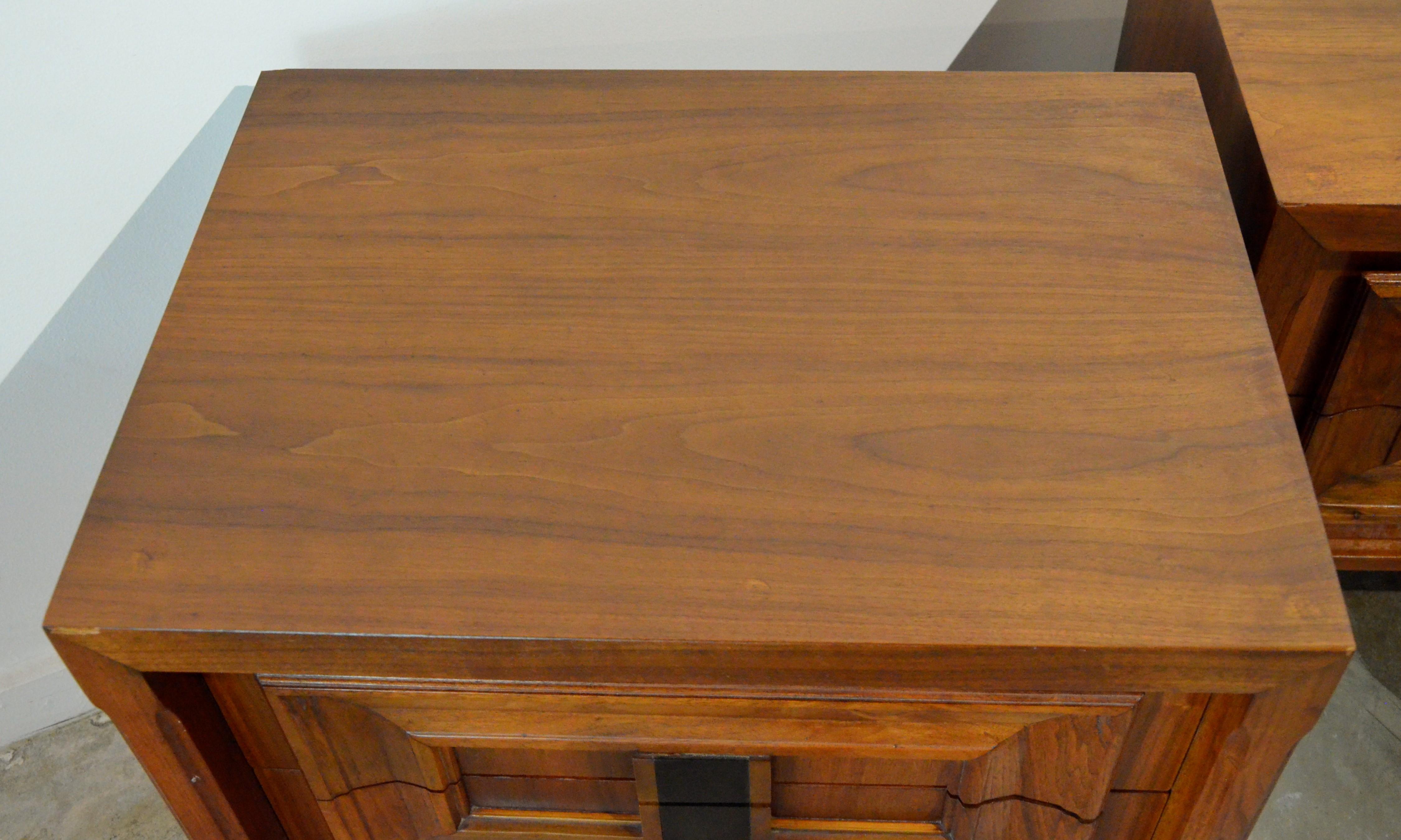 Pair Mid-Century Modern Walnut Veneer and Burl Wood Bedside Nightstands /Tables For Sale 4