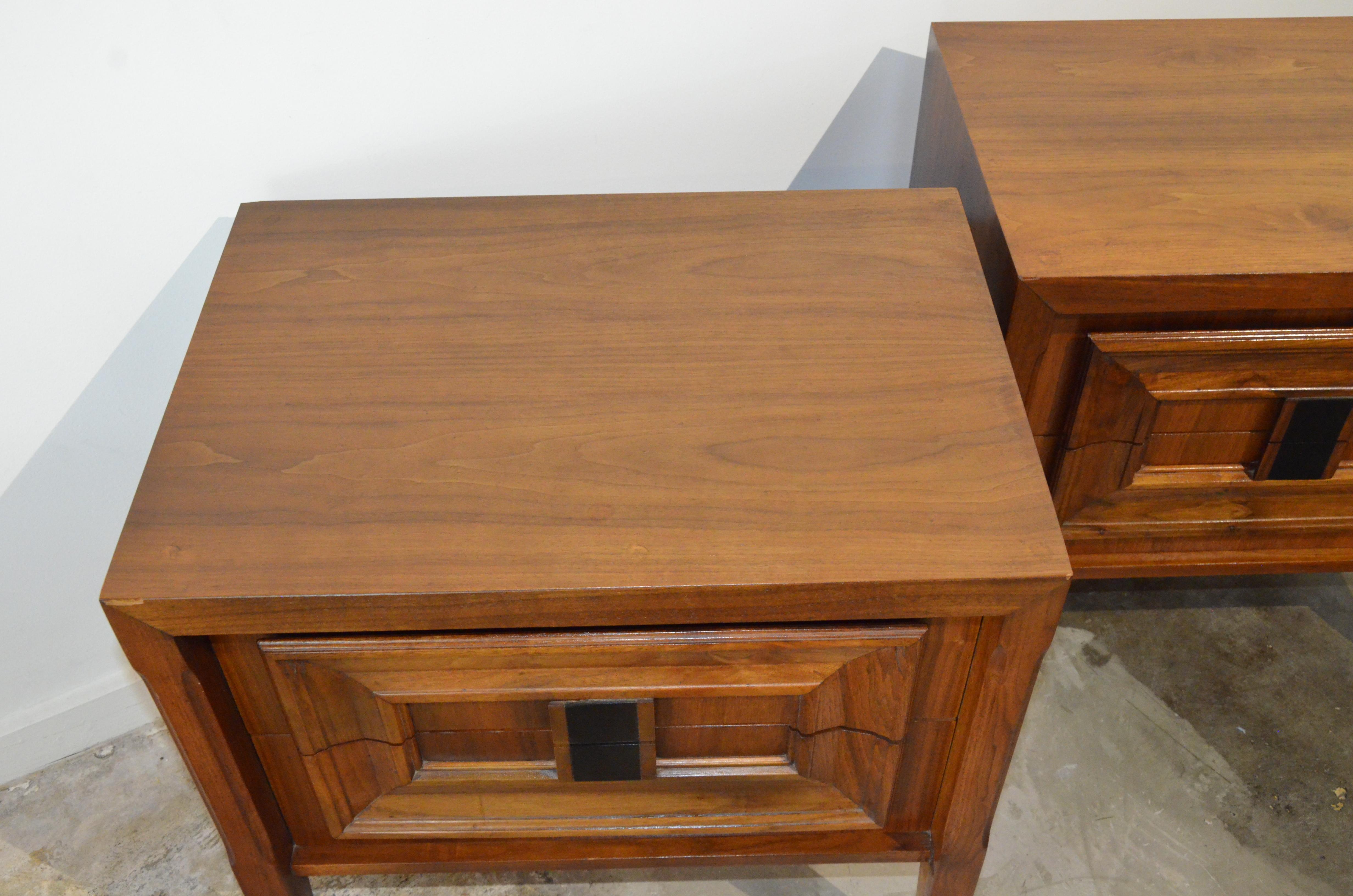 20th Century Pair Mid-Century Modern Walnut Veneer and Burl Wood Bedside Nightstands /Tables For Sale