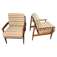Coppia di sedie in stile Mid-Century Modern in noce con cuscini in tessuto Knoll su telai Baumritter